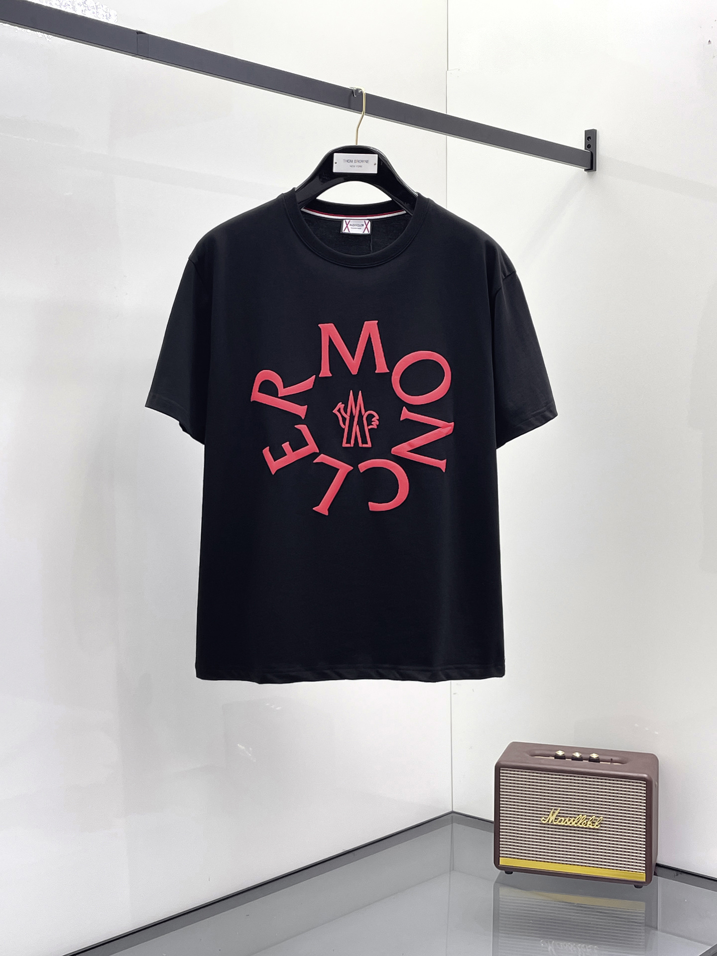 NO:450143,The new short-sleeved T-shirt for the 2025 summer, the personalized art series exclusively released on the entire network. The versatile details are perfectly processed and pure cotton fabric is very exquisite. The original fabric is the same as the Internet celebrity celebrity and the same style. The high-quality feel is very comfortable. Fashionable and personalized. The super versatile and beautiful style is the same as the men and women. The same color is black and white. The number of numbers M-3XL, Moncler, T-shirt,tees, t-shirt,alexander wang19860909蒙口2025夏季新款短袖T恤,个性艺术系列全网独家首发 百搭款细节处理完美纯棉面料十分精致 原版面料 网红明星同款高版本 高品质手感非常舒服 时尚又个性 超级百搭好看的一款男女同款颜色黑、白 码数M-3XL,,Moncler,T-shirt,tees，t-shirt,alexander wang,Men's clothing