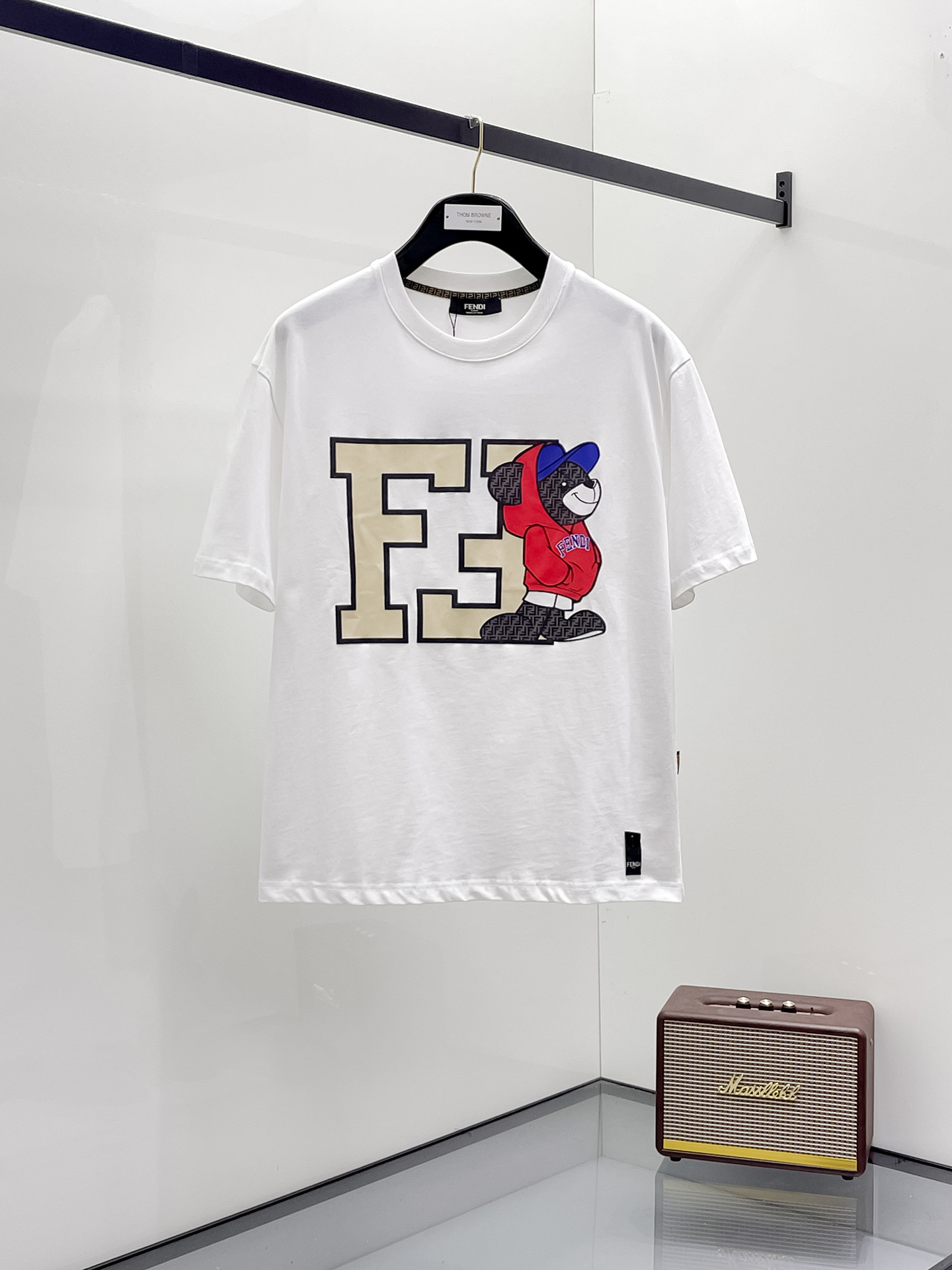 NO:459091,Fendi 2025 summer new short-sleeved T-shirt, the personalized art series exclusively released on the entire network. The versatile details are perfectly processed and pure cotton fabric is very exquisite. Original fabric. The same high-quality and comfortable hand feels very fashionable and personalized. A super versatile and beautiful style for men and women. The same color is black and white. M-3XL, fendi, T-shirt,tees, t-shirt,alexander wang19860909芬迪2025夏季新款短袖T恤,个性艺术系列全网独家首发 百搭款细节处理完美纯棉面料十分精致 原版面料 网红明星同款高版本 高品质手感非常舒服 时尚又个性 超级百搭好看的一款男女同款颜色黑、白 码数M-3XL,,fendi,T-shirt,tees，t-shirt,alexander wang,Men's clothing