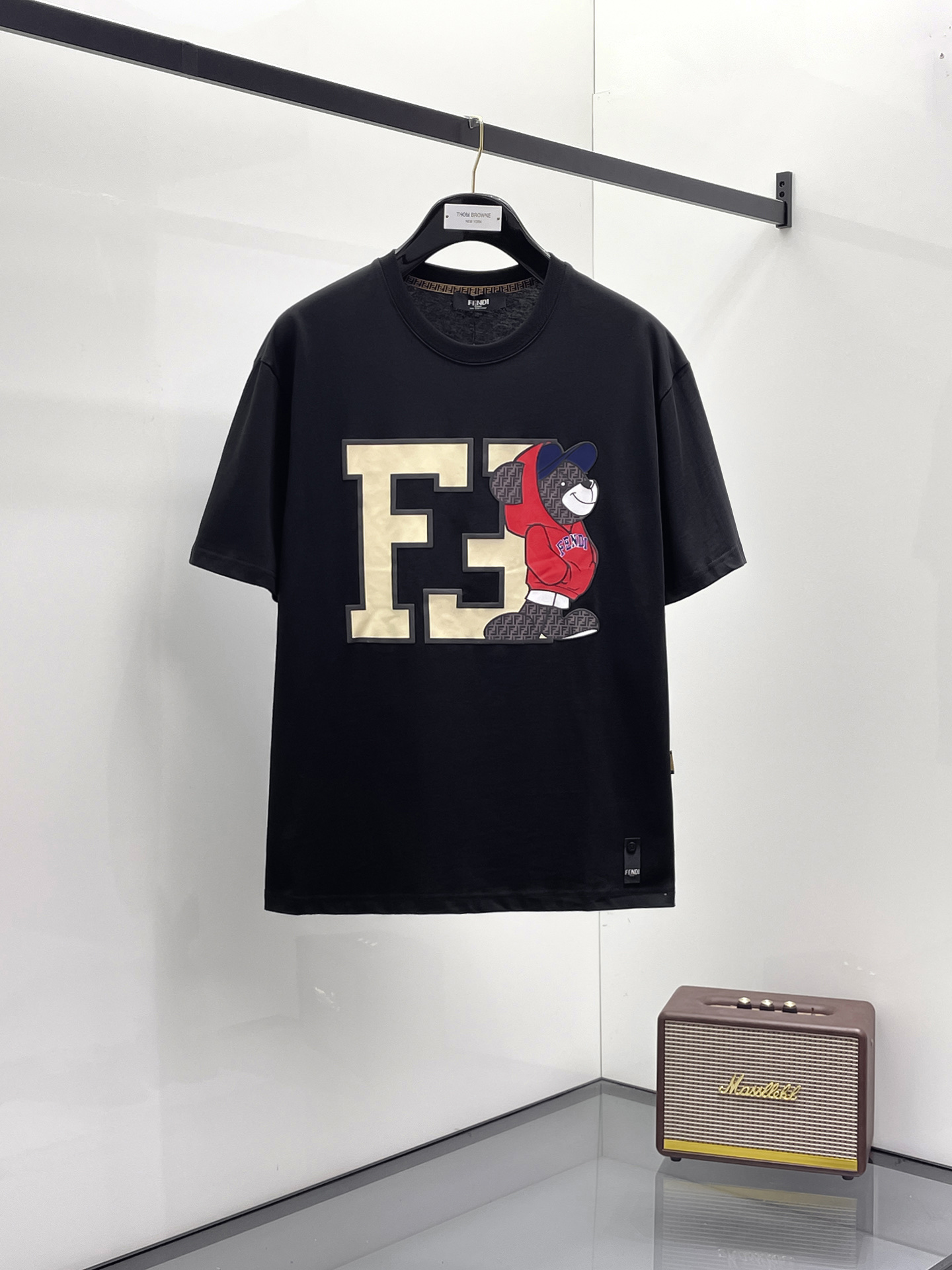 NO:518566,Fendi 2025 summer new short-sleeved T-shirt, the personalized art series exclusively released on the entire network. The versatile details are perfectly processed and pure cotton fabric is very exquisite. Original fabric. The same high-quality and comfortable hand feels very fashionable and personalized. A super versatile and beautiful style for men and women. The same color is black and white. M-3XL, fendi, T-shirt,tees, t-shirt,alexander wang19860909芬迪2025夏季新款短袖T恤,个性艺术系列全网独家首发 百搭款细节处理完美纯棉面料十分精致 原版面料 网红明星同款高版本 高品质手感非常舒服 时尚又个性 超级百搭好看的一款男女同款颜色黑、白 码数M-3XL,,fendi,T-shirt,tees，t-shirt,alexander wang,Men's clothing