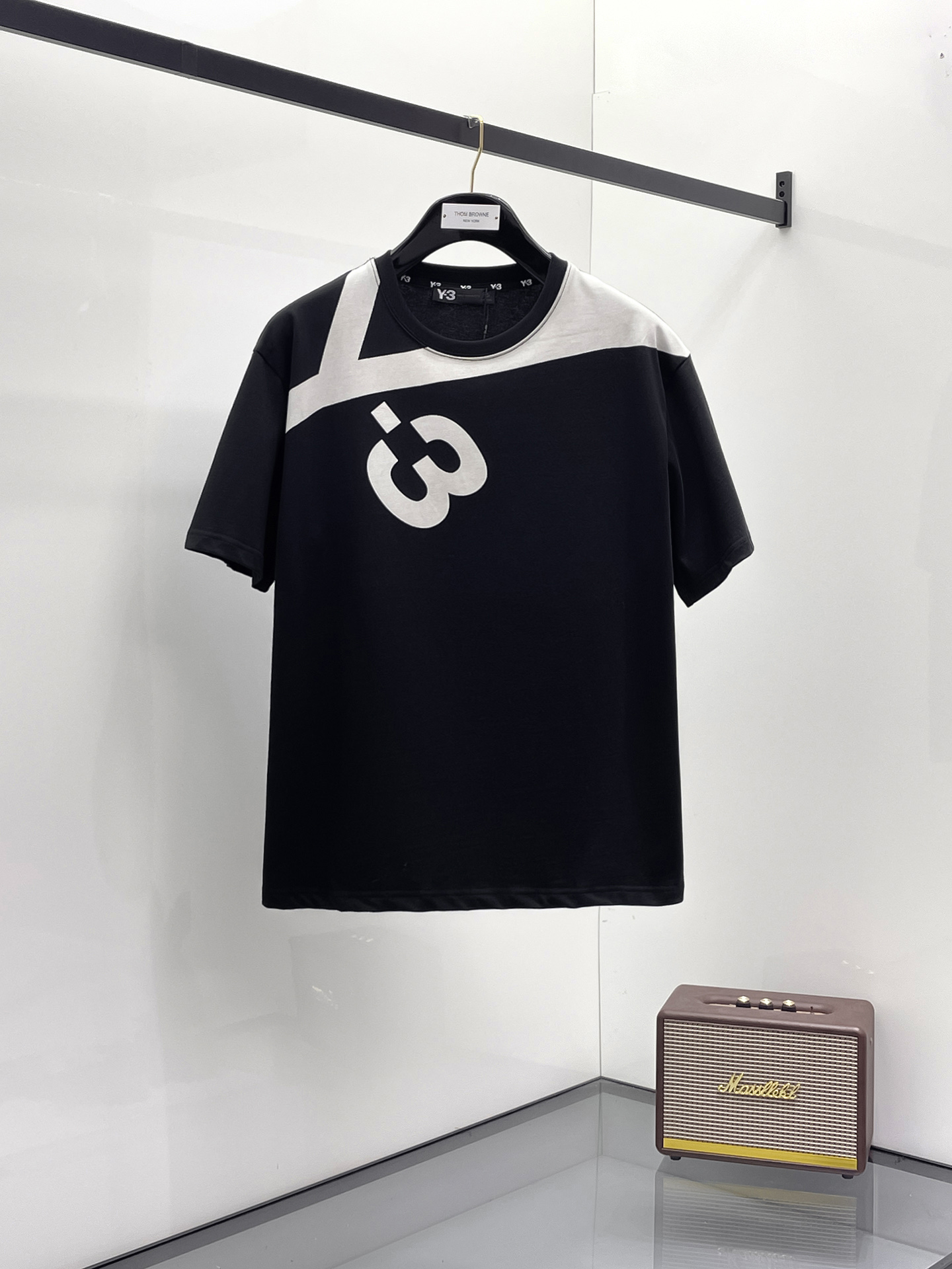 NO:423206,Y3 2025 summer new short-sleeved T-shirt, the personalized art series exclusively released on the entire network. The versatile details are perfectly processed and pure cotton fabric is very exquisite. Original fabric. The same high-quality and comfortable hand feels very fashionable and personalized. A super versatile and beautiful style for men and women. The same color is black and white. The number of codes M-3XL, T-shirt,tees, t-shirt,alexander wang19860909Y3 2025夏季新款短袖T恤,个性艺术系列全网独家首发 百搭款细节处理完美纯棉面料十分精致 原版面料 网红明星同款高版本 高品质手感非常舒服 时尚又个性 超级百搭好看的一款男女同款颜色黑、白 码数M-3XL,,T-shirt,tees，t-shirt,alexander wang,Men's clothing