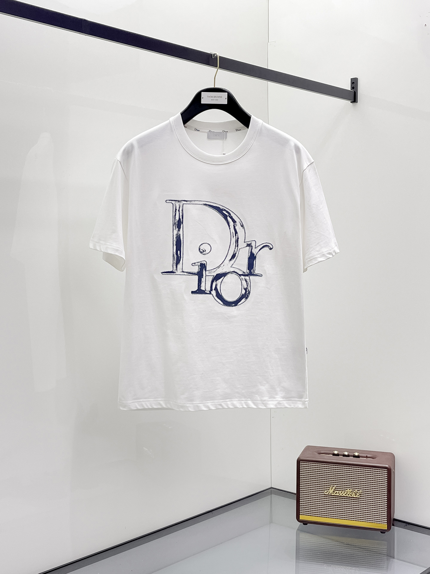 NO:459093,Dior 2025 summer new short-sleeved T-shirt, the personalized art series exclusively launched on the entire network. The versatile details are perfectly processed and pure cotton fabric is very exquisite. Original fabric. The same high-quality and comfortable hand feels very fashionable and personalized. A super versatile and beautiful style for men and women. The same color is black and white. The number of numbers M-3XL, dior, T-shirt,tees, t-shirt,alexander wang19860909迪奥2025夏季新款短袖T恤,个性艺术系列全网独家首发 百搭款细节处理完美纯棉面料十分精致 原版面料 网红明星同款高版本 高品质手感非常舒服 时尚又个性 超级百搭好看的一款男女同款颜色黑、白 码数M-3XL,,dior,T-shirt,tees，t-shirt,alexander wang,Men's clothing