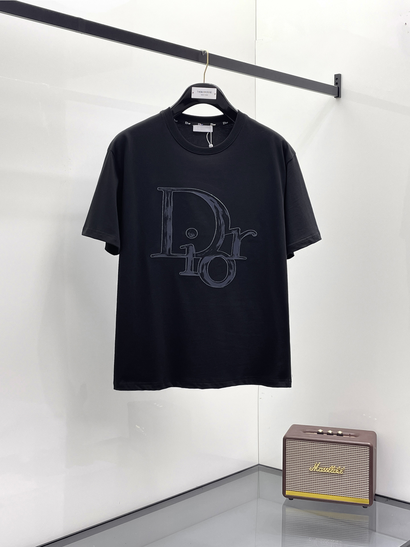 NO:518564,Dior 2025 summer new short-sleeved T-shirt, the personalized art series exclusively released on the entire network. The versatile details are perfectly processed and pure cotton fabric is very exquisite. Original fabric. The same high-quality and comfortable hand feels very fashionable and personalized. A super versatile and beautiful style for men and women. The same color is black and white. Number M-3XL, dior, T-shirt,tees, t-shirt,alexander wang19860909迪奥2025夏季新款短袖T恤,个性艺术系列全网独家首发 百搭款细节处理完美纯棉面料十分精致 原版面料 网红明星同款高版本 高品质手感非常舒服 时尚又个性 超级百搭好看的一款男女同款颜色黑、白 码数M-3XL,,dior,T-shirt,tees，t-shirt,alexander wang,Men's clothing