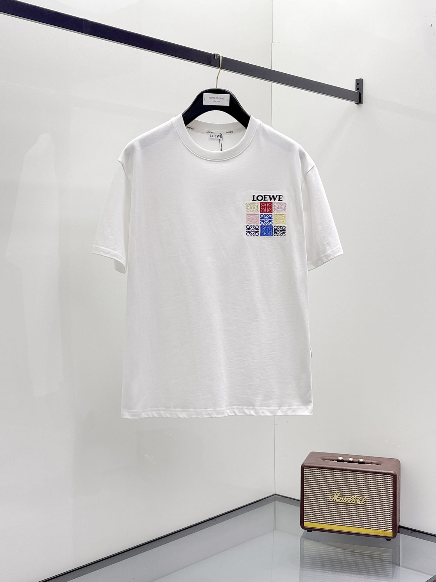 NO:459096,Luo Yiwei's new short-sleeved T-shirt in summer 2025, the personalized art series exclusively launched on the entire network. The versatile details are perfectly processed and pure cotton fabric is very exquisite. Original fabric. The same high-quality and comfortable hand feels very fashionable and personalized. A super versatile and beautiful style for men and women. The same color is black and white. The number of numbers M-3XL, loewe, T-shirt,tees, t-shirt,alexander wang19860909罗意威2025夏季新款短袖T恤,个性艺术系列全网独家首发 百搭款细节处理完美纯棉面料十分精致 原版面料 网红明星同款高版本 高品质手感非常舒服 时尚又个性 超级百搭好看的一款男女同款颜色黑、白 码数M-3XL,,loewe,T-shirt,tees，t-shirt,alexander wang,Men's clothing