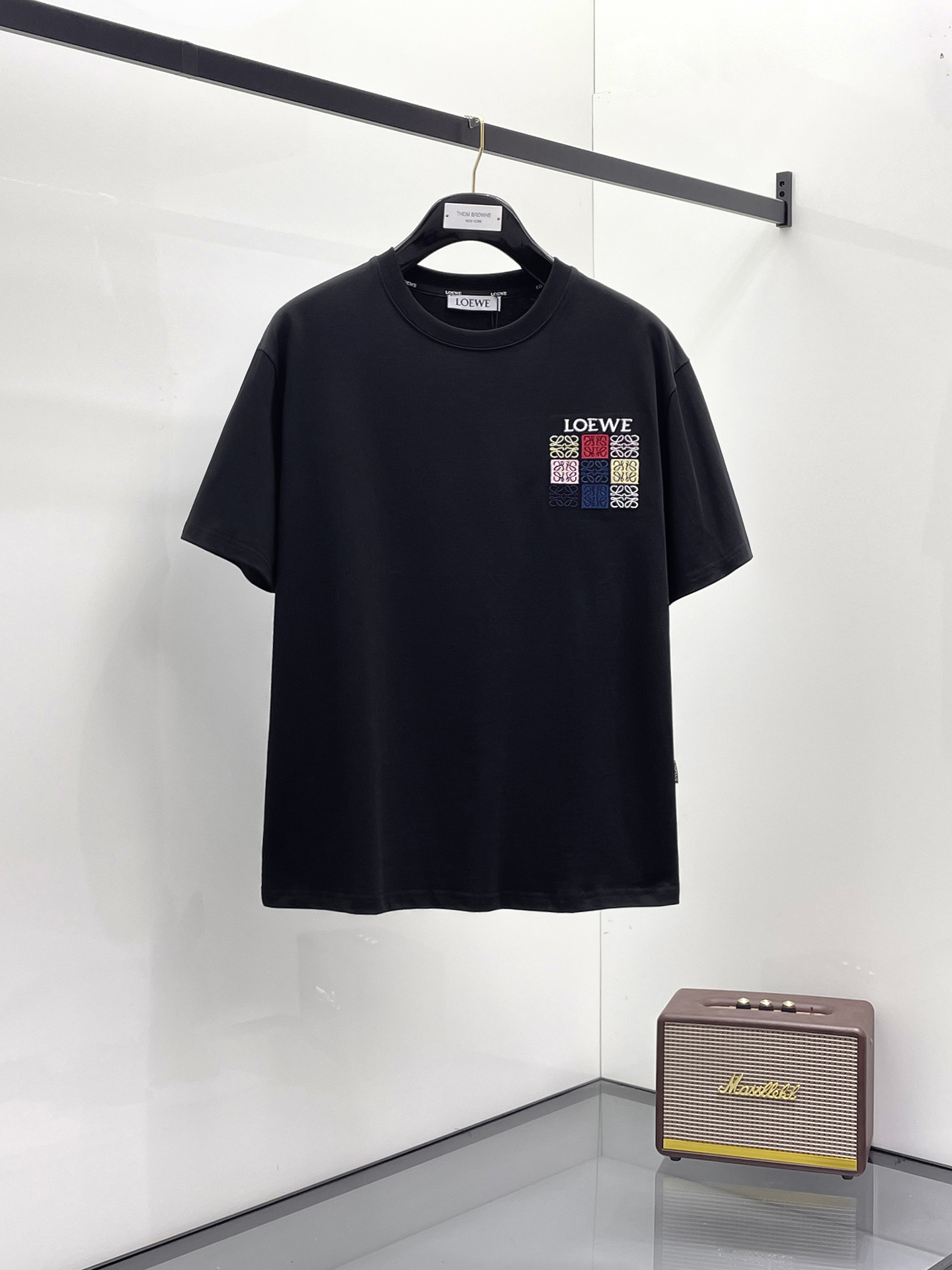 NO:518575,Luo Yiwei's new short-sleeved T-shirt in summer 2025, the personalized art series exclusively launched on the entire network. The versatile details are perfectly processed and pure cotton fabric is very exquisite. Original fabric. The same high-quality and comfortable hand feels very fashionable and personalized. A super versatile and beautiful style for men and women. The same color is black and white. The number of numbers M-3XL, loewe, T-shirt,tees, t-shirt,alexander wang19860909罗意威2025夏季新款短袖T恤,个性艺术系列全网独家首发 百搭款细节处理完美纯棉面料十分精致 原版面料 网红明星同款高版本 高品质手感非常舒服 时尚又个性 超级百搭好看的一款男女同款颜色黑、白 码数M-3XL,,loewe,T-shirt,tees，t-shirt,alexander wang,Men's clothing