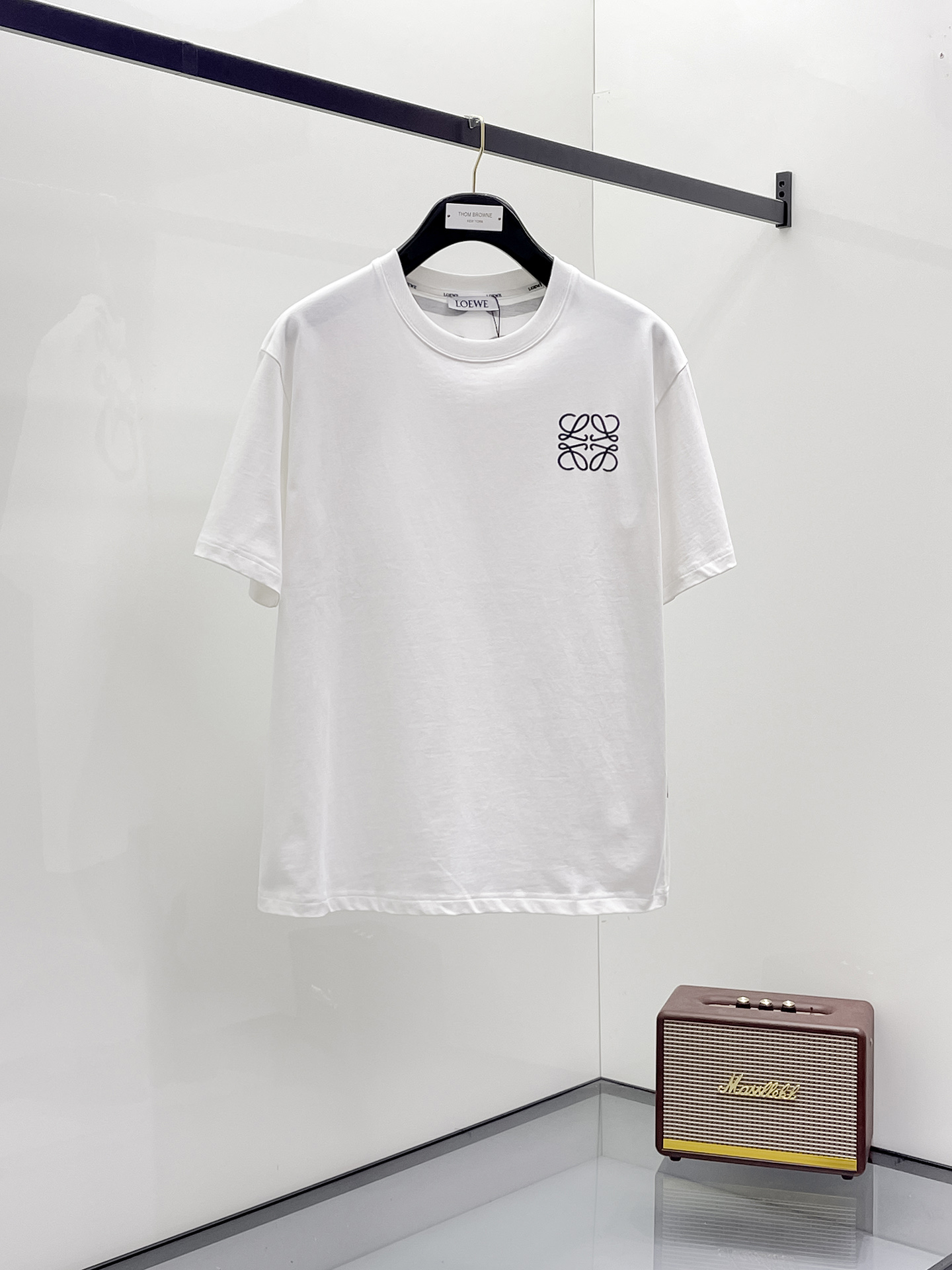 NO:464964,Luo Yiwei's new short-sleeved T-shirt in summer 2025, the personalized art series exclusively launched on the entire network. The versatile details are perfectly processed and pure cotton fabric is very exquisite. Original fabric. The same high-quality and comfortable hand feels very fashionable and personalized. A super versatile and beautiful style for men and women. The same color is black and white. The number of numbers M-3XL, loewe, T-shirt,tees, t-shirt,alexander wang19860909罗意威2025夏季新款短袖T恤,个性艺术系列全网独家首发 百搭款细节处理完美纯棉面料十分精致 原版面料 网红明星同款高版本 高品质手感非常舒服 时尚又个性 超级百搭好看的一款男女同款颜色黑、白 码数M-3XL,,loewe,T-shirt,tees，t-shirt,alexander wang,Men's clothing