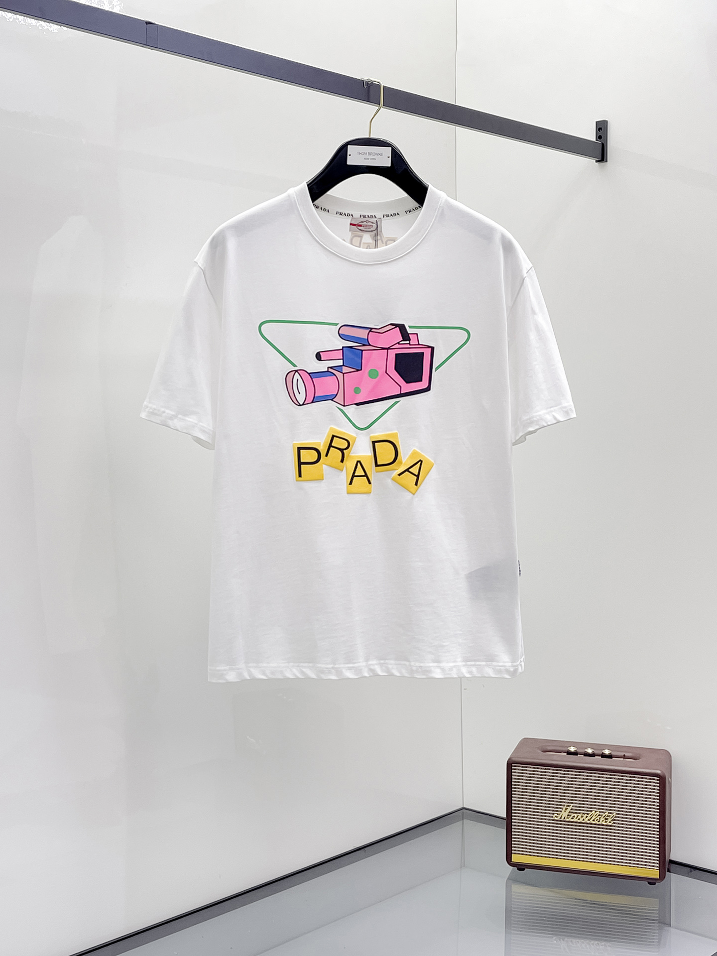 NO:459089,Prada's new short-sleeved T-shirt for summer 2025, the personalized art series exclusively launched on the entire network. The versatile details are perfectly processed and pure cotton fabric is very exquisite. Original fabric. The same high-quality and comfortable hand feels very fashionable and personalized. A super versatile and beautiful style for men and women. The same color is black and white. The number of numbers M-3XL, prada, T-shirt,tees, t-shirt,alexander wang19860909普拉达2025夏季新款短袖T恤,个性艺术系列全网独家首发 百搭款细节处理完美纯棉面料十分精致 原版面料 网红明星同款高版本 高品质手感非常舒服 时尚又个性 超级百搭好看的一款男女同款颜色黑、白 码数M-3XL,,prada,T-shirt,tees，t-shirt,alexander wang,Men's clothing