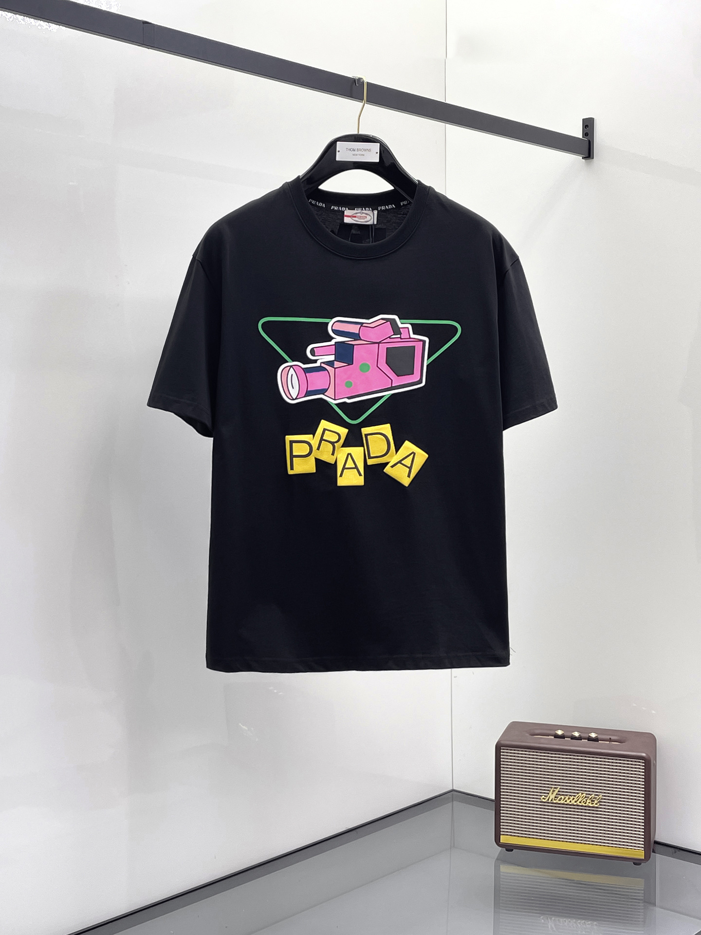 NO:518568,Prada's new short-sleeved T-shirt for summer 2025, the personalized art series exclusively launched on the entire network. The versatile details are perfectly processed and pure cotton fabric is very exquisite. Original fabric. The same high-quality and comfortable hand feels very fashionable and personalized. A super versatile and beautiful style for men and women. The same color is black and white. The number of numbers M-3XL, prada, T-shirt,tees, t-shirt,alexander wang19860909普拉达2025夏季新款短袖T恤,个性艺术系列全网独家首发 百搭款细节处理完美纯棉面料十分精致 原版面料 网红明星同款高版本 高品质手感非常舒服 时尚又个性 超级百搭好看的一款男女同款颜色黑、白 码数M-3XL,,prada,T-shirt,tees，t-shirt,alexander wang,Men's clothing