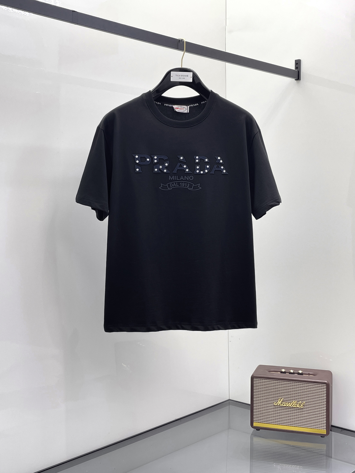 NO:423200,Prada's new short-sleeved T-shirt for summer 2025, the personalized art series exclusively launched on the entire network. The versatile details are perfectly processed and pure cotton fabric is very exquisite. Original fabric. The same high-quality and comfortable hand feels very fashionable and personalized. A super versatile and beautiful style for men and women. The same color is black and white. The number of numbers M-3XL, prada, T-shirt,tees, t-shirt,alexander wang19860909普拉达2025夏季新款短袖T恤,个性艺术系列全网独家首发 百搭款细节处理完美纯棉面料十分精致 原版面料 网红明星同款高版本 高品质手感非常舒服 时尚又个性 超级百搭好看的一款男女同款颜色黑、白 码数M-3XL,,prada,T-shirt,tees，t-shirt,alexander wang,Men's clothing