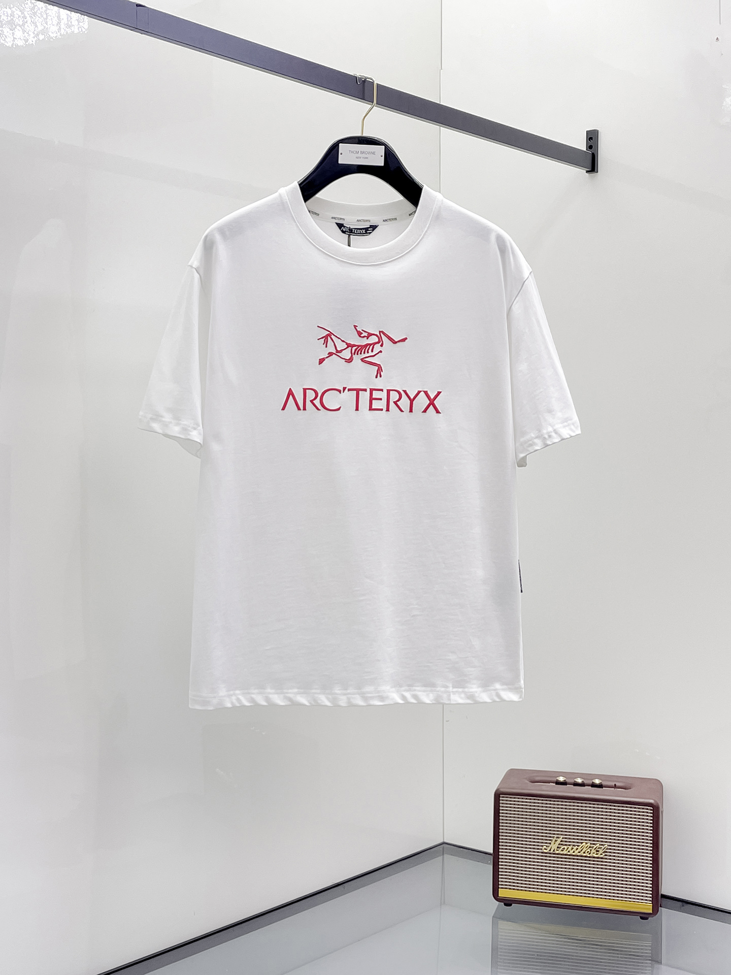 NO:450098,Armani's new short-sleeved T-shirt for summer 2025, the personalized art series exclusively launched on the entire network. The versatile details are perfectly processed and pure cotton fabric is very exquisite. Original fabric. The same high-quality and comfortable hand feels very fashionable and personalized. A super versatile and beautiful style for men and women. The same color is black and white. The number of numbers M-3XL, armani, T-shirt,tees, t-shirt,alexander wang19860909阿玛尼2025夏季新款短袖T恤,个性艺术系列全网独家首发 百搭款细节处理完美纯棉面料十分精致 原版面料 网红明星同款高版本 高品质手感非常舒服 时尚又个性 超级百搭好看的一款男女同款颜色黑、白 码数M-3XL,,armani,T-shirt,tees，t-shirt,alexander wang,Men's clothing