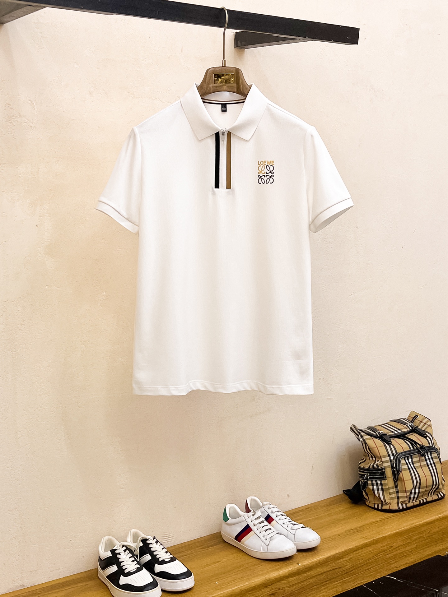 NO:437820,Luo Yiwei 25SS new spring and summer short-sleeved lapel T-shirt polo, the highest version is customized high-end vermill fabric simple and fashionable, and the color-blocking thread is super beautiful!  Classic logo simple and elegant style!  Full of high-end feel, wearable in all seasons. The number of numbers on sale on the official website of simple European style M-3XL, loewe, T-shirt, tees, t-shirt, alexander wang19860909罗意威25SS新款春夏短袖翻领T恤polo,最高版本客供定制高端朱地面料简单时尚款,拼色螺纹超级好看！经典logo简单大方的款式！满满的高级感,四季可穿.简欧风格官网在售码数M-3XL,,loewe,T-shirt,tees，t-shirt,alexander wang,Men's clothing