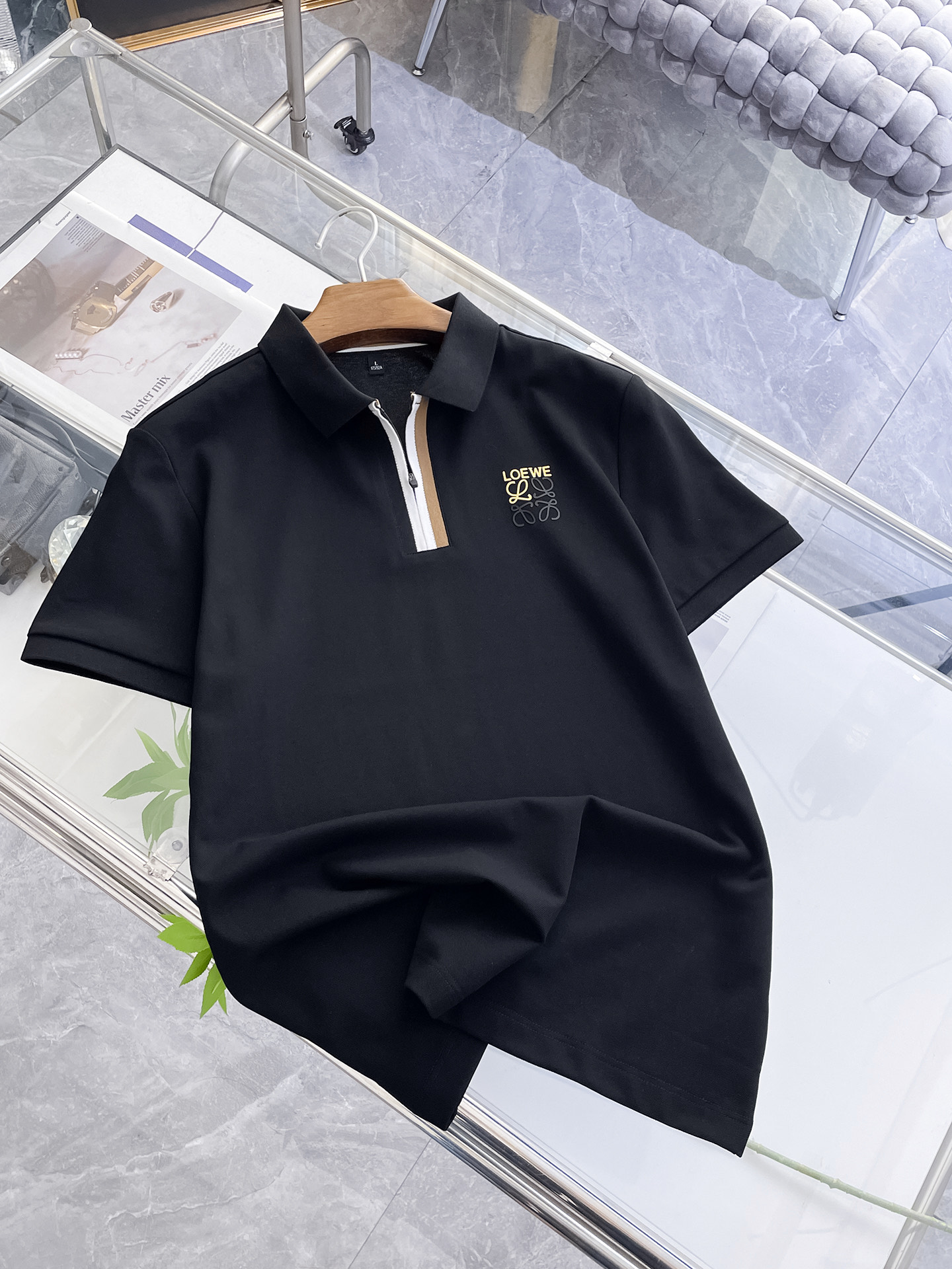 NO:426438,Luo Yiwei 25SS new spring and summer short-sleeved lapel T-shirt polo, the highest version is customized high-end vermill fabric simple and fashionable, and the color-blocking thread is super beautiful!  Classic logo simple and elegant style!  Full of high-end feel, wearable in all seasons. The number of numbers on sale on the official website of simple European style M-3XL, loewe, T-shirt, tees, t-shirt, alexander wang19860909罗意威25SS新款春夏短袖翻领T恤polo,最高版本客供定制高端朱地面料简单时尚款,拼色螺纹超级好看！经典logo简单大方的款式！满满的高级感,四季可穿.简欧风格官网在售码数M-3XL,,loewe,T-shirt,tees，t-shirt,alexander wang,Men's clothing