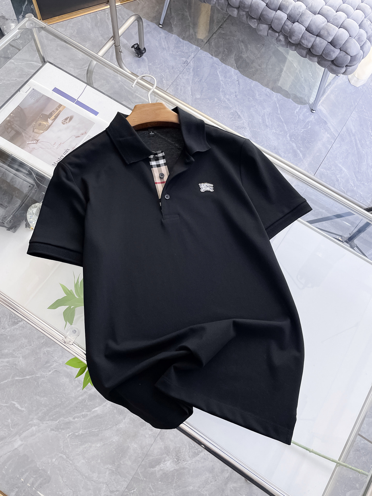 NO:426446,Burberry 25SS new spring and summer short-sleeved lapel T-shirt polo, the highest version is customized high-end vermill fabric simple and fashionable, and the color-blocking thread is super beautiful!  Classic logo simple and elegant style!  Full of high-end feel, wearable in all seasons. Simple European style official website on sale codes M-3XL, burberry, T-shirt, tees, t-shirt, alexander wang19860909巴宝莉25SS新款春夏短袖翻领T恤polo,最高版本客供定制高端朱地面料简单时尚款,拼色螺纹超级好看！经典logo简单大方的款式！满满的高级感,四季可穿.简欧风格官网在售码数M-3XL,,burberry,T-shirt,tees，t-shirt,alexander wang,Men's clothing