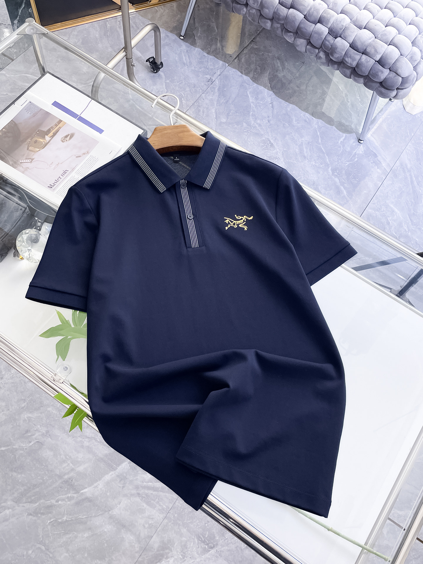 NO:426450,Archaeopteryx 25SS new spring and summer short-sleeved lapel T-shirt polo, the highest version is customized with high-end vermillion floor fabric simple and fashionable style, and the color-blocking thread is super beautiful!  Classic logo simple and elegant style!  Full of high-end feel, wearable in all seasons. Simple European style official website on sale codes M-3XL, arc'teryx, T-shirt, tees, t-shirt, alexander wang19860909始祖鸟25SS新款春夏短袖翻领T恤polo,最高版本客供定制高端朱地面料简单时尚款,拼色螺纹超级好看！经典logo简单大方的款式！满满的高级感,四季可穿.简欧风格官网在售码数M-3XL,arc'teryx,T-shirt,tees，t-shirt,alexander wang,Men's clothing