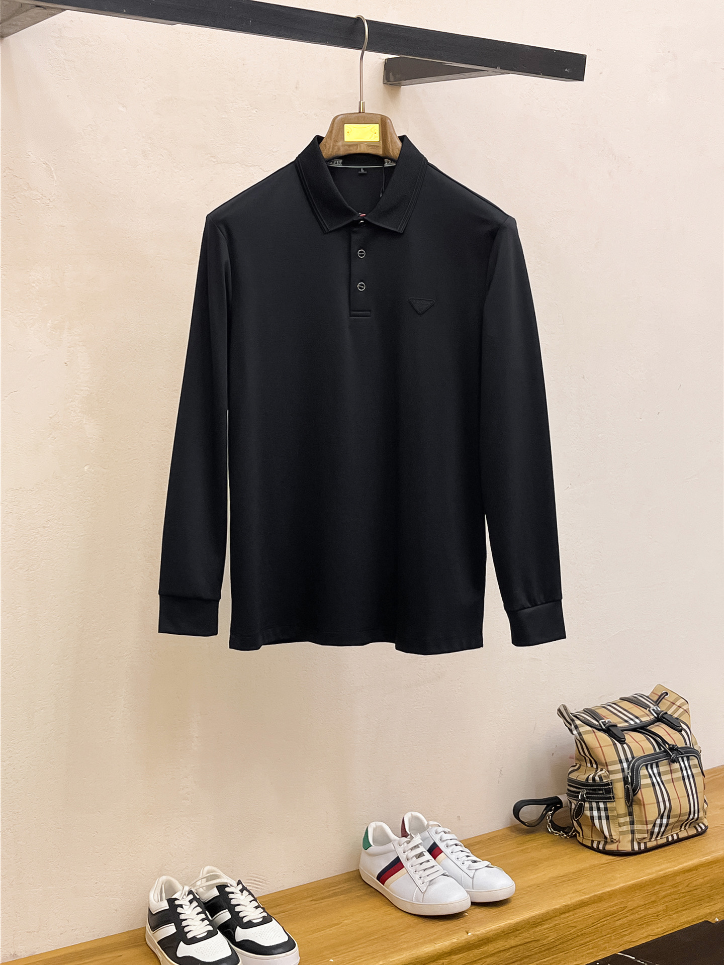 NO:513652,New products in the spring Prada exclusively for new original single men's Polo long-sleeved high-end customization High-version Fashion versatile and popular original imported cotton fabric Chest logo pattern design Super soft and delicate touch, skin-friendly and comfortable to wear High-end boutique OEM factory fine-made top body very good Men's essential items Complete three standards Number M-4xl Multi-color, Prada, alexander wang19860909开春新品 普拉达 独家专供新款原单男士Polo长袖高端定制 高版本 时尚百搭爆款原版进口纯棉面料 胸前logo图案设计 手感超柔软细腻 穿着亲肤舒适 高端精品 代工厂精细做上身非常赞 男士必备单品 三标齐全 码数M-4xl 多颜色,,prada,alexander wang,Men's clothing