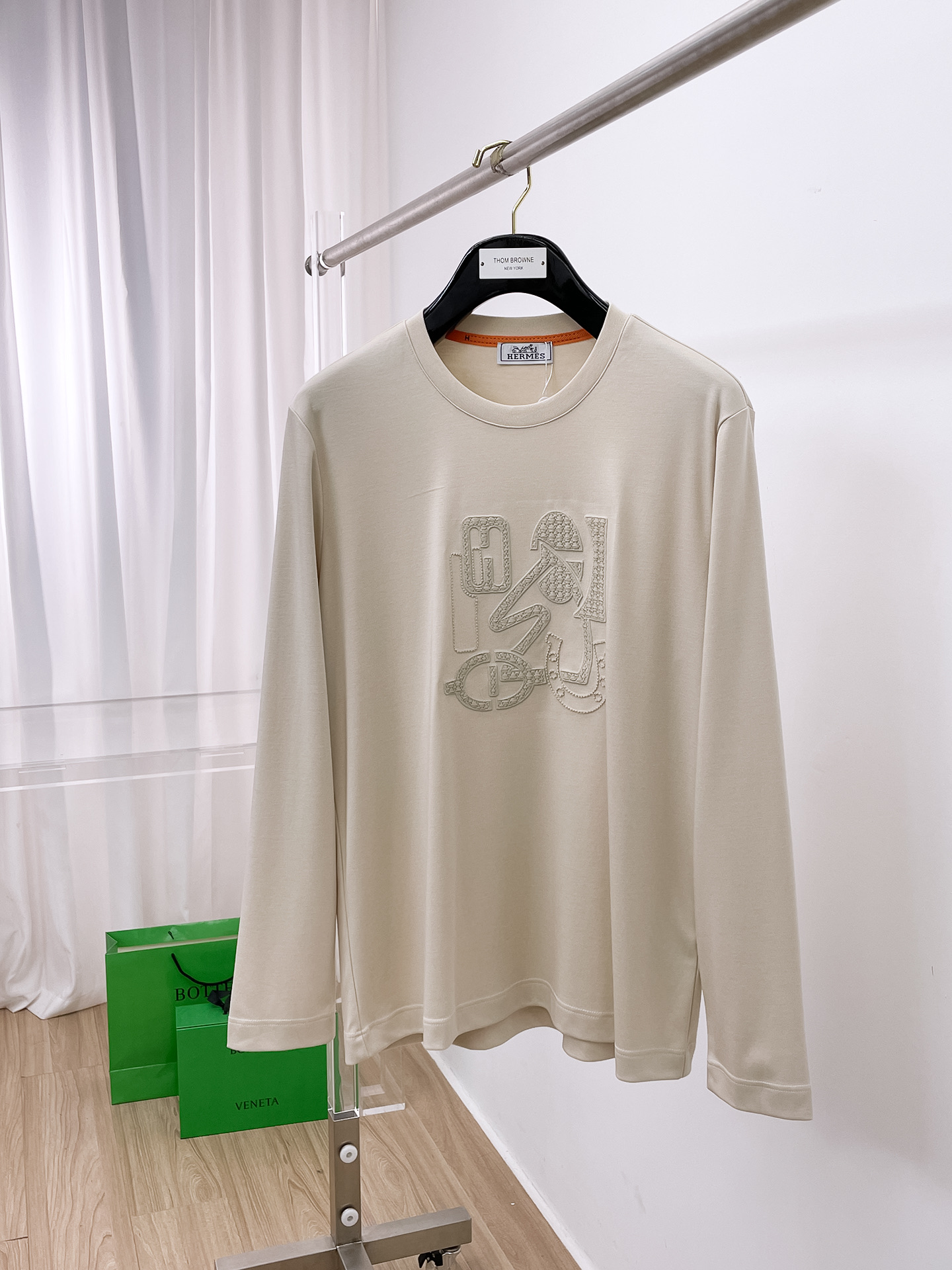 NO:524177,New products in the spring Hermes exclusively for new original single men's Polo long-sleeved high-end customization High-version Fashionable and versatile original imported cotton fabric Chest logo pattern design Super soft and delicate touch, skin-friendly and comfortable to wear High-end boutique OEM factory fine-made top body very good Men's essential items Complete three standards Number M-4xl Multi-color, Hermes, alexander wang19860909开春新品 爱马仕 独家专供新款原单男士Polo长袖高端定制 高版本 时尚百搭爆款原版进口纯棉面料 胸前logo图案设计 手感超柔软细腻 穿着亲肤舒适 高端精品 代工厂精细做上身非常赞 男士必备单品 三标齐全 码数M-4xl 多颜色,,hermes,alexander wang,Men's clothing