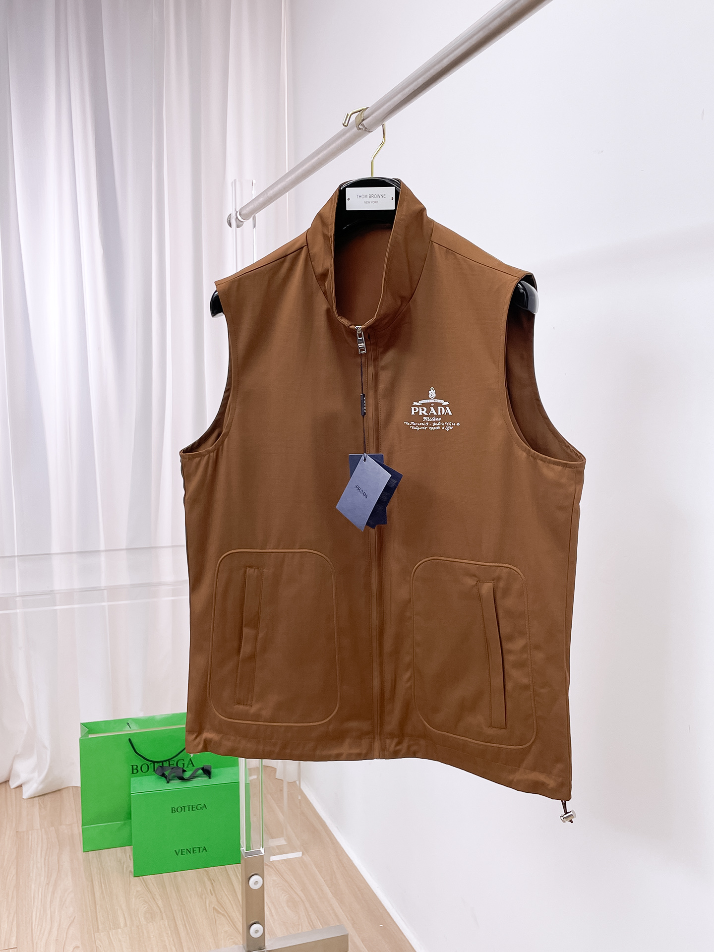 NO:524173,Prada vest FW autumn and winter new hooded jacket, this jacket has super soft polyester fiber windproof and waterproof, and has both function and fashion. The fabric of polyester fiber is smooth and delicate and waterproof, presenting a fine texture and shimmery feeling, which is very soft and smooth and drooping. The fabric is firm and solid, with strong wrinkle resistance. The selected new fabric is environmentally friendly and sustainable. All are made of high-density fabrics, with delicate and soft feel, and the upper body is wide and stylish, with invincible texture, excellent skin-friendly, and the texture is high-end and gorgeous!  Simple and capable design, rich temperament and elegant, and neat tailoring techniques make the upper body fit and fit, with a tall and tough outline. The unique textile technology, high and texture, the fabric is full of color, reliable and resistant to washing. The touch feels soft and elastic, and the upper body is warm and easy to lock and keep warm all the time. It is definitely the best choice for people with taste. ………………………………………………………………………………………………………………………………………………………………………………………………………………………………………………………………………………………………………………………………………………………………………………………………………………………………………………………………………………………………………………………………………………………………………………………………………………………………………………………………………………………………………………………………………………………………………………………………………………………………………………………………………………………………………………………………………………………………………………………………………………………………………………………………………………………………………………………………………………………19860909普拉达 马甲 FW秋冬新品 连帽夹克外套,该款夹克外层超柔聚酯纤维防风防水,功能与时尚型兼具.聚酯纤维成分的织物布面光洁细腻而且防水,呈现出细密的肌理和微光感,非常柔软适顺滑有垂感,面料牢固结实,抗皱性强,挑选的新型面料环保可持续性使用.均为高密度织物制造而成,手感细腻柔软,穿着上身挺阔有型,质感无敌,亲肤性绝佳,肌理纹路透着高级和华丽感！简单干练的设计,富有气质又不失儒雅,加上利落的剪裁手法,使得上身后的版型合体服帖,轮廓挺拔硬朗.独特的纺织工艺,高及质感,面料色泽饱满,牢靠耐水洗.触摸手感柔软有弹力,上身即锁温轻松洒脱时刻保暖.绝对是品位人士的不二之选. …………………………………………………… SizeM-3XL,,prada,jackets & coats,jackets & coats,hats,alexander wang,Men's clothing