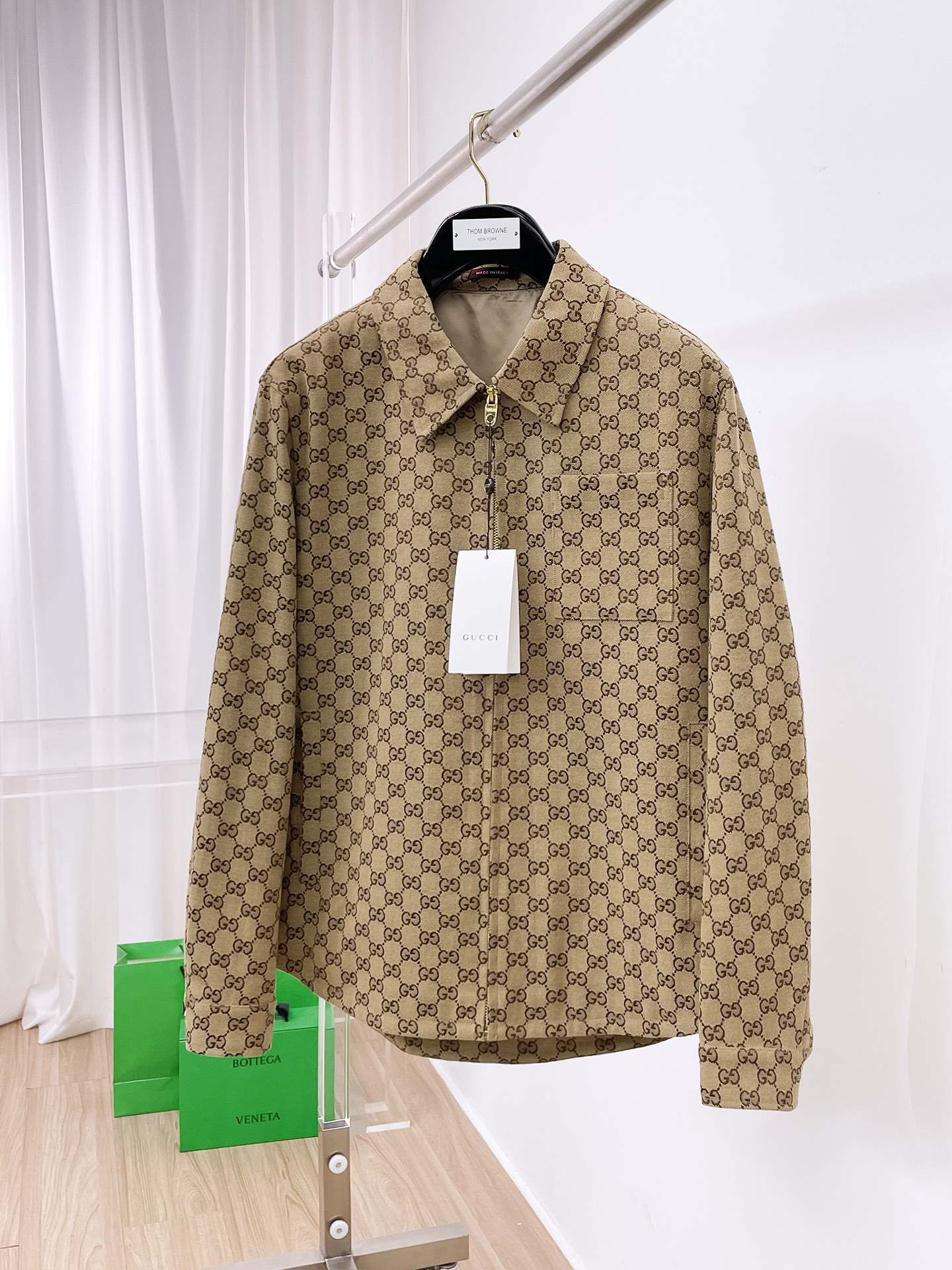 NO:527351,Gucci New style hot counter new casual and fashionable jacket with advanced design style delicate and comfortable wear very light and not easy to wrinkle. Multiple craftsmanship The overall design is quite visual, the upper body is casual and stylish, with a certain degree of clarity, absolutely recommended at the most cutting-edge temperament of fashion, a must-have for urban casualness. Number of codes M~3XL (48-56) Multiple colors, gucci, jackets & coats, alexander wang19860909古驰 早秋新款爆款专柜新款休闲时尚夹克 超前卫设计风格 细腻舒适 穿着非常轻便不易起皱.多重重工艺 整体的设计颇具视觉感,上身休闲有型,有一定的挺括度,绝对走在时尚最尖端的气质感推荐,都市休闲必备. 码数M~3XL（48-56）多颜色,,gucci,jackets & coats,alexander wang,Men's clothing