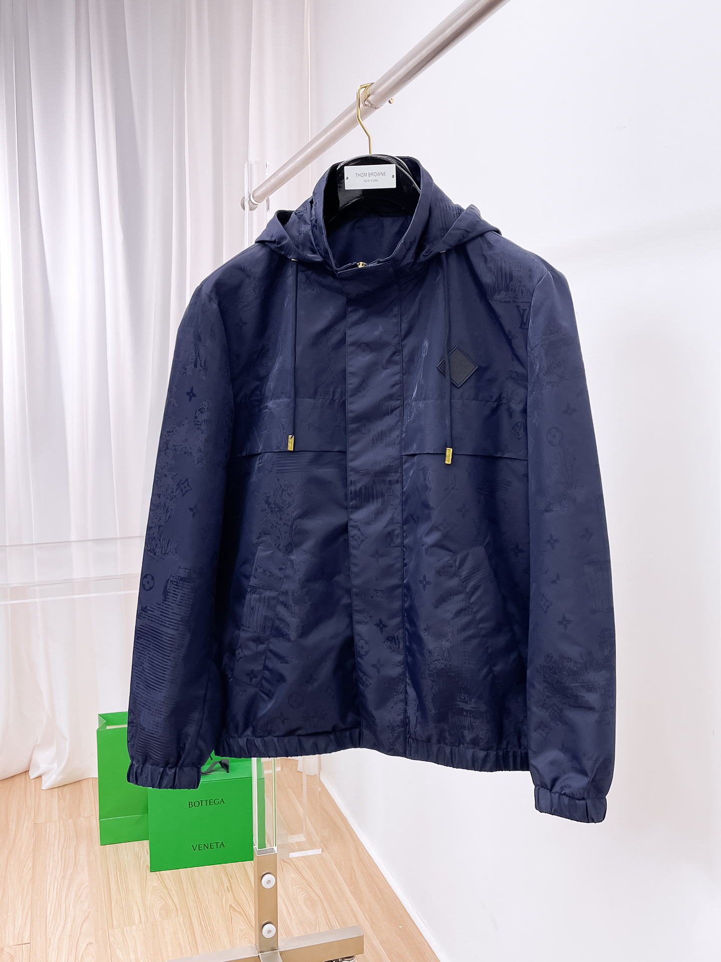 NO:527349,Lv New style hot counter new casual and fashionable jacket with advanced design style delicate and comfortable wear very light and not easy to wrinkle. Multiple craftsmanship The overall design is quite visual, the upper body is casual and stylish, with a certain degree of clarity, absolutely recommended at the most cutting-edge temperament of fashion, a must-have for urban casualness. Number of codes M~3XL (48-56) Multiple colors, louis vuitton, jackets & coats, alexander wang19860909Lv  早秋新款爆款专柜新款休闲时尚夹克 超前卫设计风格 细腻舒适 穿着非常轻便不易起皱.多重重工艺 整体的设计颇具视觉感,上身休闲有型,有一定的挺括度,绝对走在时尚最尖端的气质感推荐,都市休闲必备. 码数M~3XL（48-56）多颜色,,louis vuitton,jackets & coats,alexander wang,Men's clothing