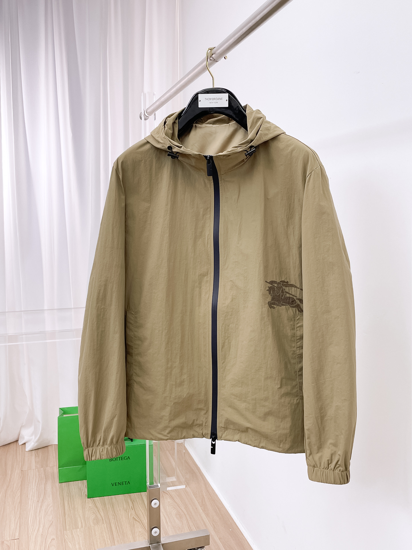 NO:527347,Burberry, a new hot counter, new casual and fashionable jacket, avant-garde design style, delicate and comfortable, very light and not easy to wrinkle. Multiple craftsmanship The overall design is quite visual, the upper body is casual and stylish, with a certain degree of clarity, absolutely recommended at the most cutting-edge temperament of fashion, a must-have for urban casualness. Number of codes M~3XL (48-56) Multiple colors, burberry, jackets & coats, alexander wang19860909巴宝莉 早秋新款爆款专柜新款休闲时尚夹克 超前卫设计风格 细腻舒适 穿着非常轻便不易起皱.多重重工艺 整体的设计颇具视觉感,上身休闲有型,有一定的挺括度,绝对走在时尚最尖端的气质感推荐,都市休闲必备. 码数M~3XL（48-56）多颜色,,burberry,jackets & coats,alexander wang,Men's clothing