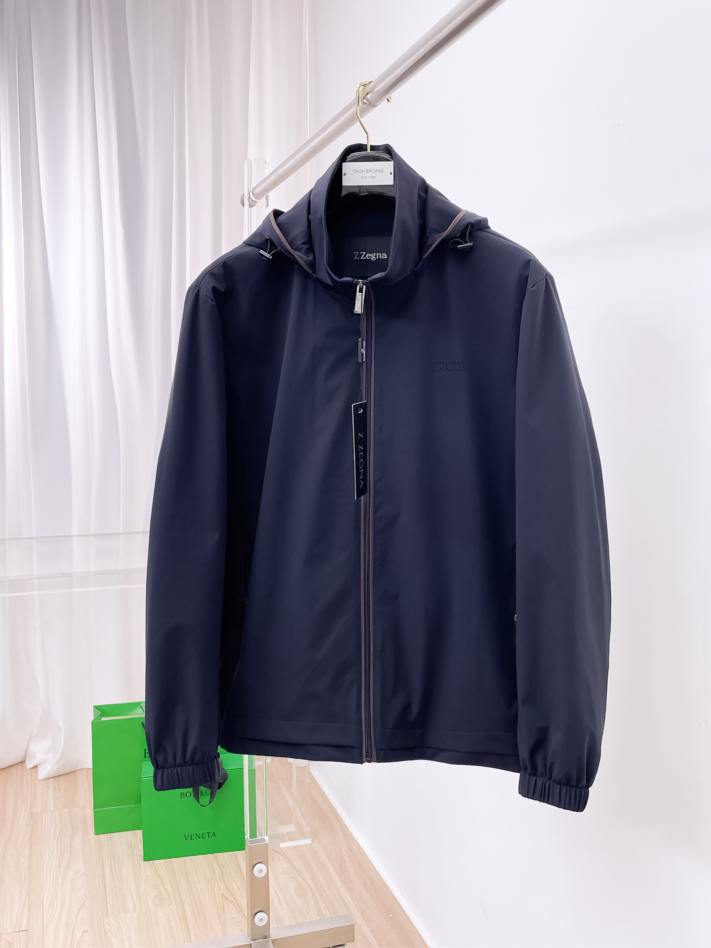 NO:527345,Zenia, the new hot counter, the new casual and fashionable jacket, the advanced design style is delicate and comfortable, it is very light and not easy to wrinkle. Multiple craftsmanship The overall design is quite visual, the upper body is casual and stylish, with a certain degree of clarity, and it is definitely recommended to be at the most cutting-edge fashion temperament, which is a must-have for urban casualness. The number of code M~3XL (48-56) is multi-color, zegna, jackets & coats, alexander wang19860909杰尼亚 早秋新款爆款专柜新款休闲时尚夹克 超前卫设计风格 细腻舒适 穿着非常轻便不易起皱.多重重工艺 整体的设计颇具视觉感,上身休闲有型,有一定的挺括度,绝对走在时尚最尖端的气质感推荐,都市休闲必备. 码数M~3XL（48-56）多颜色,,zegna,jackets & coats,alexander wang,Men's clothing