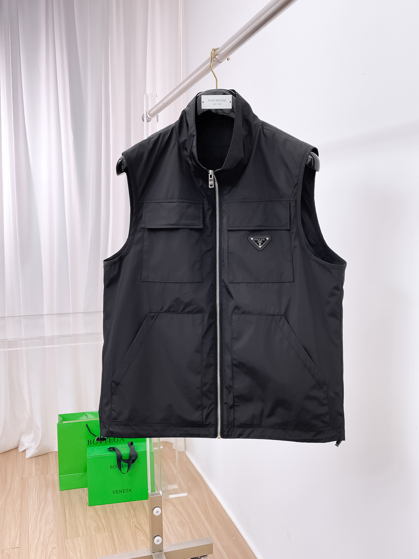 NO:527350,Prada vest jacket, new hot counter style, new casual and fashionable jacket, avant-garde design style, delicate and comfortable, very light and not easy to wrinkle. Multiple craftsmanship The overall design is quite visual, the upper body is casual and stylish, with a certain degree of clarity, absolutely recommended to be at the most cutting-edge temperament of fashion, a must-have for urban casualness. Number of codes M~3XL (48-56) Multiple colors,, prada, jackets & coats, jackets & coats, alexander wang19860909普拉达 马甲 外套 早秋新款爆款专柜新款休闲时尚夹克 超前卫设计风格 细腻舒适 穿着非常轻便不易起皱.多重重工艺 整体的设计颇具视觉感,上身休闲有型,有一定的挺括度,绝对走在时尚最尖端的气质感推荐,都市休闲必备. 码数M~3XL（48-56）多颜色,,prada,jackets & coats,jackets & coats,alexander wang,Men's clothing