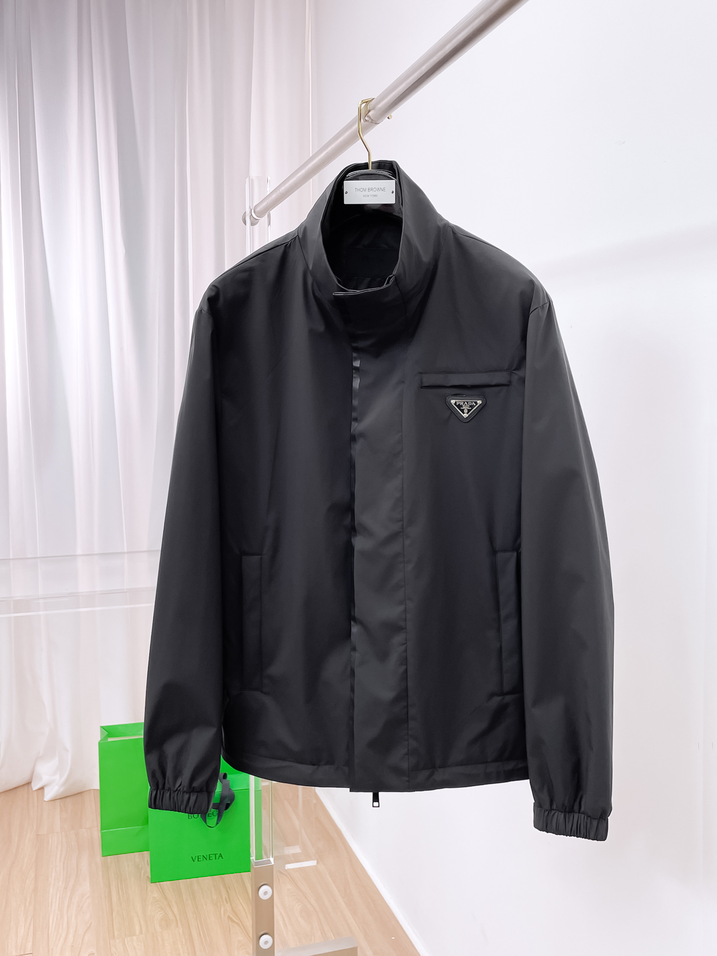 NO:527343,Prada, a new hot counter, new casual and fashionable jacket, avant-garde design style, delicate and comfortable, very light and not easy to wrinkle. Multiple craftsmanship The overall design is quite visual, the upper body is casual and stylish, with a certain degree of clarity, absolutely recommended at the most cutting-edge temperament of fashion, a must-have for urban casualness. Number of codes M~3XL (48-56) Multiple colors, prada, jackets & coats, alexander wang19860909普拉达 早秋新款爆款专柜新款休闲时尚夹克 超前卫设计风格 细腻舒适 穿着非常轻便不易起皱.多重重工艺 整体的设计颇具视觉感,上身休闲有型,有一定的挺括度,绝对走在时尚最尖端的气质感推荐,都市休闲必备. 码数M~3XL（48-56）多颜色,,prada,jackets & coats,alexander wang,Men's clothing