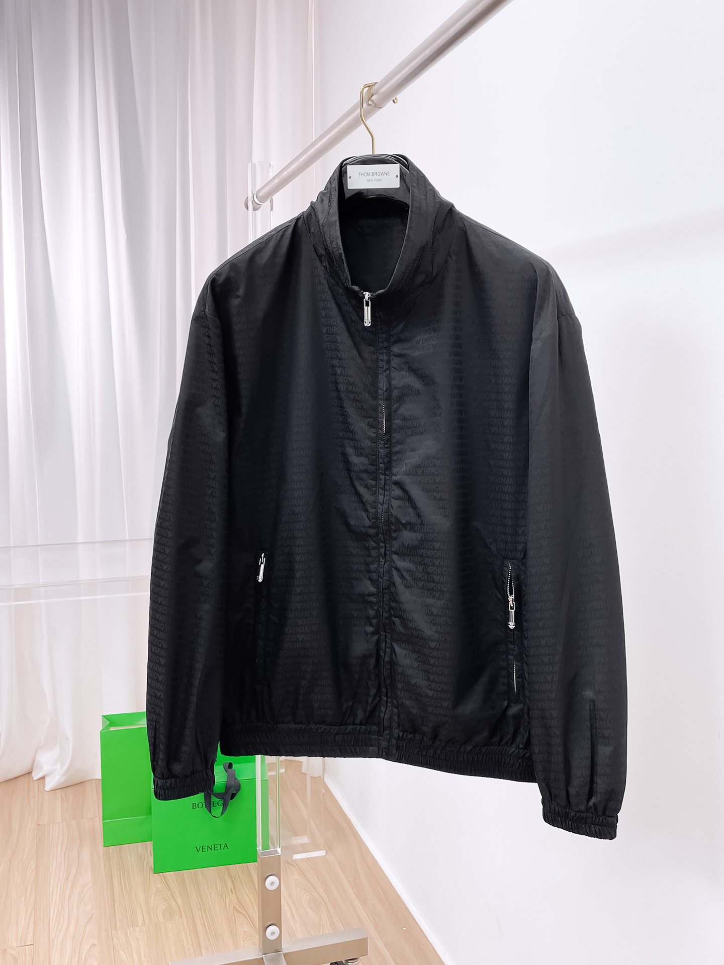 NO:527341,Armani New style hot counter new casual and fashionable jacket with advanced design style delicate and comfortable wear very light and not easy to wrinkle. Multiple craftsmanship The overall design is quite visual, the upper body is casual and stylish, with a certain degree of clarity, absolutely recommended at the most cutting-edge temperament of fashion, a must-have for urban casualness. Number of codes M~3XL (48-56) Multiple colors, Armani, jackets & coats, alexander wang19860909阿玛尼 早秋新款爆款专柜新款休闲时尚夹克 超前卫设计风格 细腻舒适 穿着非常轻便不易起皱.多重重工艺 整体的设计颇具视觉感,上身休闲有型,有一定的挺括度,绝对走在时尚最尖端的气质感推荐,都市休闲必备. 码数M~3XL（48-56）多颜色,,armani,jackets & coats,alexander wang,Men's clothing