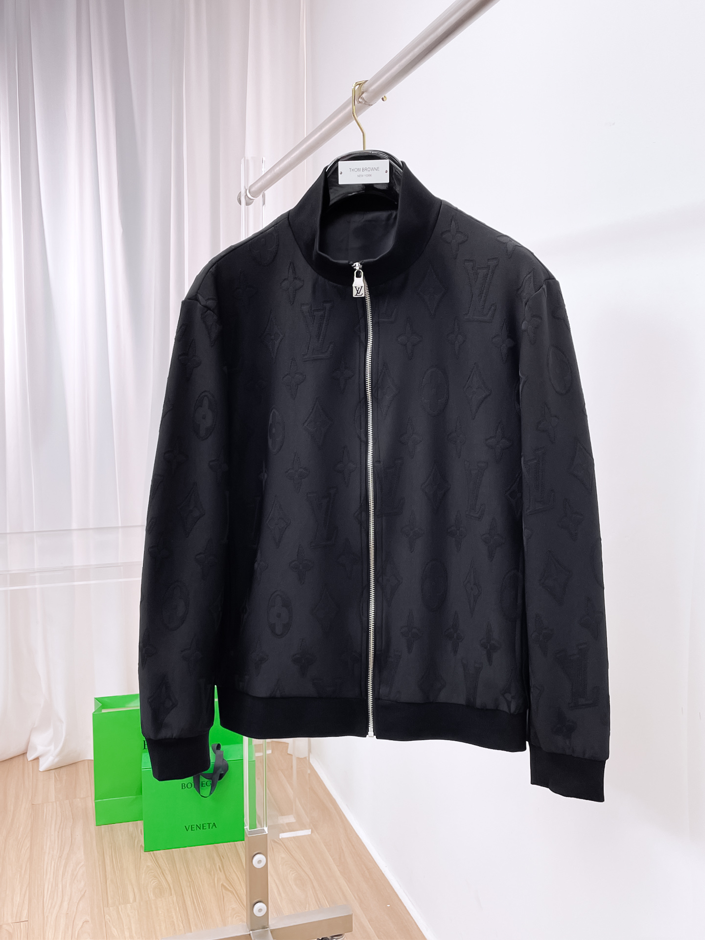 NO:527339,Lv New style hot counter new casual and fashionable jacket with advanced design style delicate and comfortable wear very light and not easy to wrinkle. Multiple craftsmanship The overall design is quite visual, the upper body is casual and stylish, with a certain degree of clarity, absolutely recommended at the most cutting-edge temperament of fashion, a must-have for urban casualness. Number of codes M~3XL (48-56) Multiple colors, louis vuitton, jackets & coats, alexander wang19860909Lv 早秋新款爆款专柜新款休闲时尚夹克 超前卫设计风格 细腻舒适 穿着非常轻便不易起皱.多重重工艺 整体的设计颇具视觉感,上身休闲有型,有一定的挺括度,绝对走在时尚最尖端的气质感推荐,都市休闲必备. 码数M~3XL（48-56）多颜色,,louis vuitton,jackets & coats,alexander wang,Men's clothing