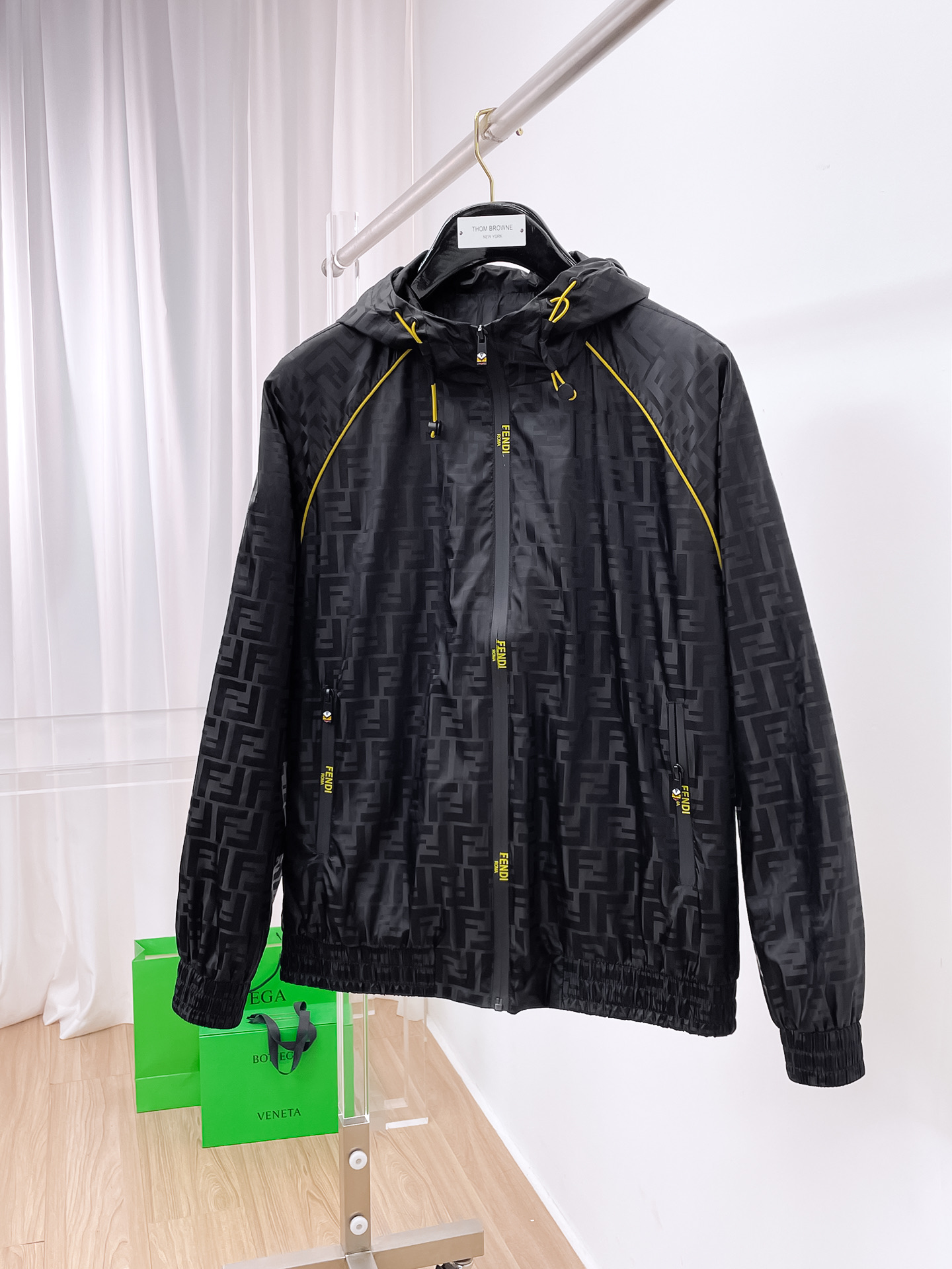 NO:527337,Fendi, a new hot counter style, avant-garde design style, delicate and comfortable, very light and not easy to wrinkle. Multiple craftsmanship The overall design is quite visual, the upper body is casual and stylish, with a certain degree of clarity, absolutely recommended at the most cutting-edge temperament of fashion, a must-have for urban casualness. Number of codes M~3XL (48-56) Multiple colors, fendi, jackets & coats, alexander wang19860909芬迪 早秋新款爆款专柜新款休闲时尚夹克 超前卫设计风格 细腻舒适 穿着非常轻便不易起皱.多重重工艺 整体的设计颇具视觉感,上身休闲有型,有一定的挺括度,绝对走在时尚最尖端的气质感推荐,都市休闲必备. 码数M~3XL（48-56）多颜色,,fendi,jackets & coats,alexander wang,Men's clothing