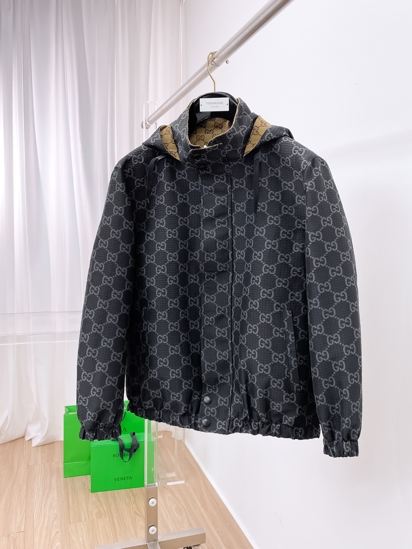 NO:527354,Gucci double-sided, early autumn new hot counter new casual and fashionable jacket, super avant-garde design style, delicate and comfortable, very light and not easy to wrinkle. Multiple craftsmanship The overall design is quite visual, the upper body is casual and stylish, with a certain degree of clarity, absolutely recommended at the most cutting-edge temperament of fashion, a must-have for urban casualness. Number of codes M~3XL (48-56) Multiple colors, gucci, jackets & coats, alexander wang19860909古驰 双面 早秋新款爆款专柜新款休闲时尚夹克 超前卫设计风格 细腻舒适 穿着非常轻便不易起皱.多重重工艺 整体的设计颇具视觉感,上身休闲有型,有一定的挺括度,绝对走在时尚最尖端的气质感推荐,都市休闲必备. 码数M~3XL（48-56）多颜色,,gucci,jackets & coats,alexander wang,Men's clothing