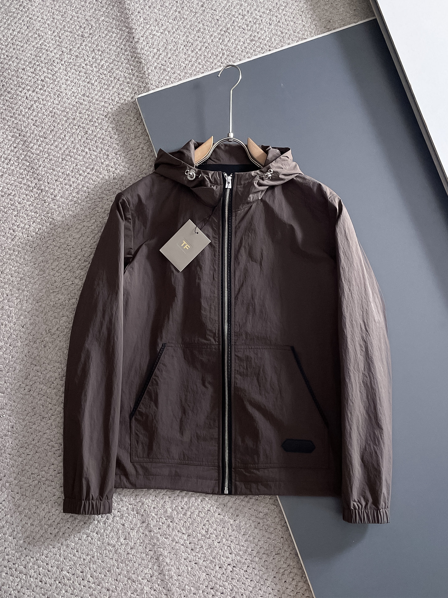 NO:568507,TF 2025 early autumn new popular counter new casual fashion jacket. Ultra-avant-garde design style. Delicate and comfortable. Very light and not easy to wrinkle. Multiple craftsmanship. The overall design is quite visual. The upper body is casual and stylish, with a certain degree of stiffness. It is definitely recommended for the temperament that is at the forefront of fashion. A must-have for urban leisure. Size M~3XL (48-56) multi-color, tom ford, jackets & coats, alexander wang19860909TF 2025 早秋新款爆款专柜新款休闲时尚夹克 超前卫设计风格 细腻舒适 穿着非常轻便不易起皱.多重重工艺 整体的设计颇具视觉感,上身休闲有型,有一定的挺括度,绝对走在时尚最尖端的气质感推荐,都市休闲必备. 码数M~3XL（48-56）多颜色,,tom ford,jackets & coats,alexander wang,Men's clothing