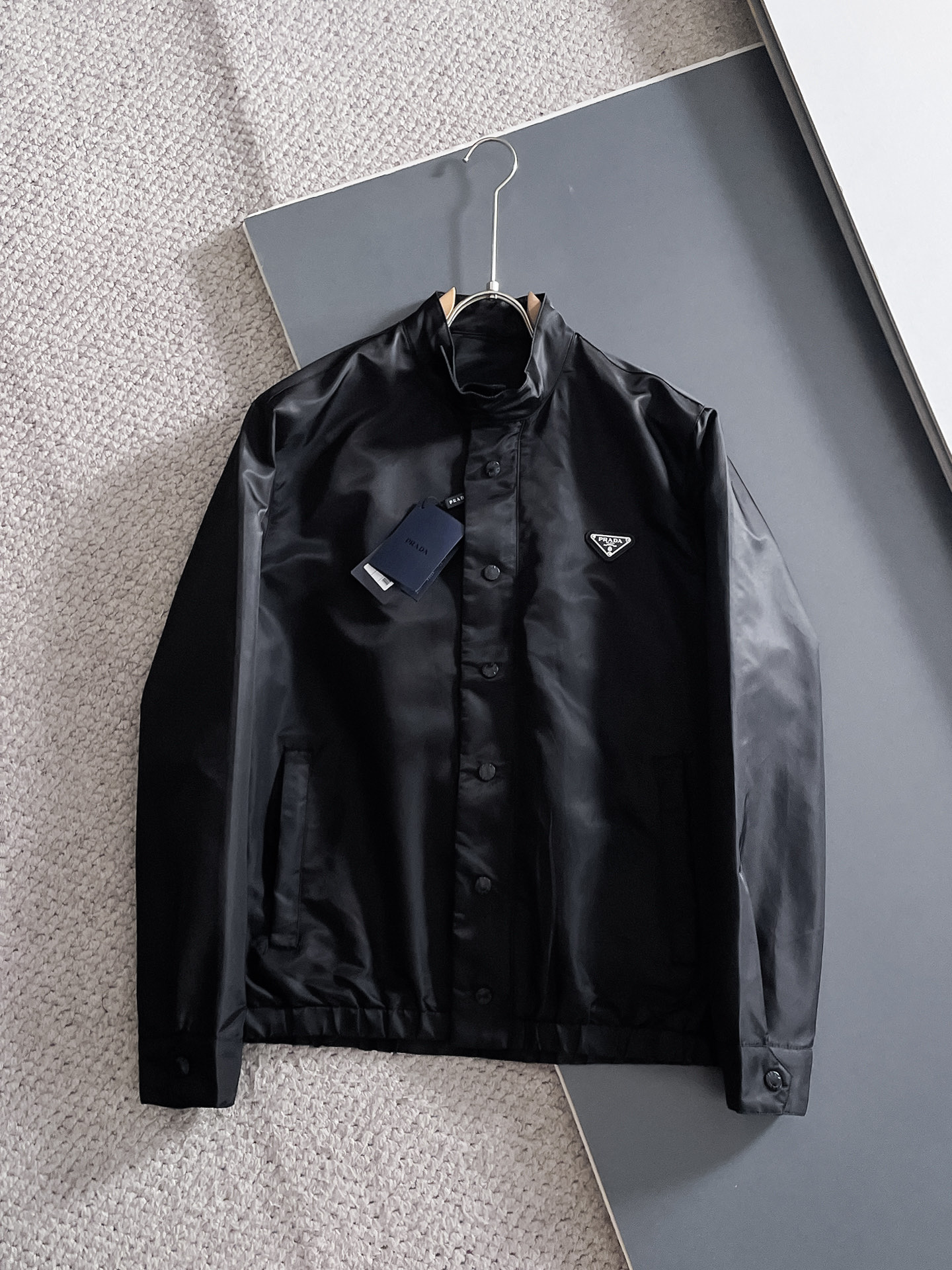 NO:525164,Prada, a new hot counter, new casual and fashionable jacket, avant-garde design style, delicate and comfortable, very light and not easy to wrinkle. Multiple craftsmanship The overall design is quite visual, the upper body is casual and stylish, with a certain degree of clarity, absolutely recommended at the most cutting-edge temperament of fashion, a must-have for urban casualness. Number of codes M~3XL (48-56) Multiple colors, prada, jackets & coats, alexander wang19860909普拉达 早秋新款爆款专柜新款休闲时尚夹克 超前卫设计风格 细腻舒适 穿着非常轻便不易起皱.多重重工艺 整体的设计颇具视觉感,上身休闲有型,有一定的挺括度,绝对走在时尚最尖端的气质感推荐,都市休闲必备. 码数M~3XL（48-56）多颜色,,prada,jackets & coats,alexander wang,Men's clothing