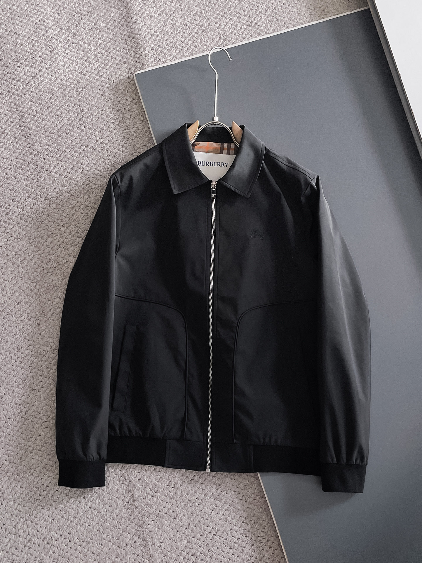 NO:525188,Burberry, a new hot counter, new casual and fashionable jacket, avant-garde design style, delicate and comfortable, very light and not easy to wrinkle. Multiple craftsmanship The overall design is quite visual, the upper body is casual and stylish, with a certain degree of clarity, absolutely recommended at the most cutting-edge temperament of fashion, a must-have for urban casualness. Number of codes M~3XL (48-56) Multiple colors, burberry, jackets & coats, alexander wang19860909巴宝莉 早秋新款爆款专柜新款休闲时尚夹克 超前卫设计风格 细腻舒适 穿着非常轻便不易起皱.多重重工艺 整体的设计颇具视觉感,上身休闲有型,有一定的挺括度,绝对走在时尚最尖端的气质感推荐,都市休闲必备. 码数M~3XL（48-56）多颜色,,burberry,jackets & coats,alexander wang,Men's clothing