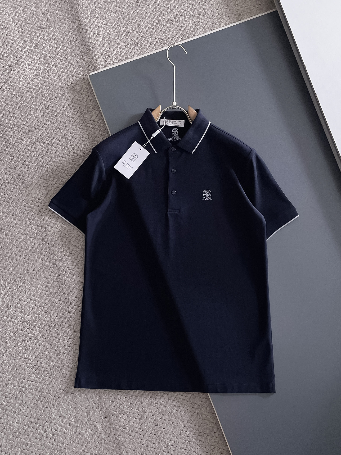 NO:525162,bc ss summer new letter logo men's lapel Polo shirt!  Classic business men's style, high-end men's style at the ceiling level of business men's style!  Simple, fashionable and elegant, single-wearing inner wear is decent, quality control/detail control takes away, low-key, luxurious and connotative!  Customer-supplied fixed mesh flooring cotton cloth is carefully made, the surface of the fabric is evenly arranged and neatly arranged, with excellent breathability and heat dissipation and sweat resistance, and the comfort level of the upper body is completely better than that of ordinary single-sided sweat cloth tissue!  The classic brand LOGO logo on the chest is created with top-level craftsmanship. The LOGO has three-dimensional, clear and full texture, and is an extraordinary product in the classic field whether it is inner wear or single wear!  The exquisite cutting process, the processing of every detail is very standard and delicate, and it is comparable to that of ordinary LOW products on the market. Men must enter the basic versatile Polo shirts!  Multi-color Size M-4xl, alexander wang19860909bc ss夏季新款字母logo男士翻领Polo衫！经典商务男款,高端男装的天花板级别的商务男款！简约时尚大气不失优雅,单穿内搭体面过人,品质控/细节控的闭眼带走,低调又奢华有内涵！ 客供定织网眼珠地棉布精心制成,面料表面排列均匀整齐的网眼纹理,透气性和散热排汗性极佳,上身舒适程度完全优于普通单面汗布组织！胸前经典的品牌LOGO标识,采用顶级工艺打造,LOGO立体清晰饱满,质感非凡的特质,无论是内搭还是单穿都是一款经典领域的产品！精妙绝伦的裁剪工艺,每一个细节处理的非常标准细腻,非市面一般LOW货可以媲美的,男士必入基础百搭款Polo衫推荐！ 颜色多颜色 尺码M-4xl,,alexander wang,Men's clothing