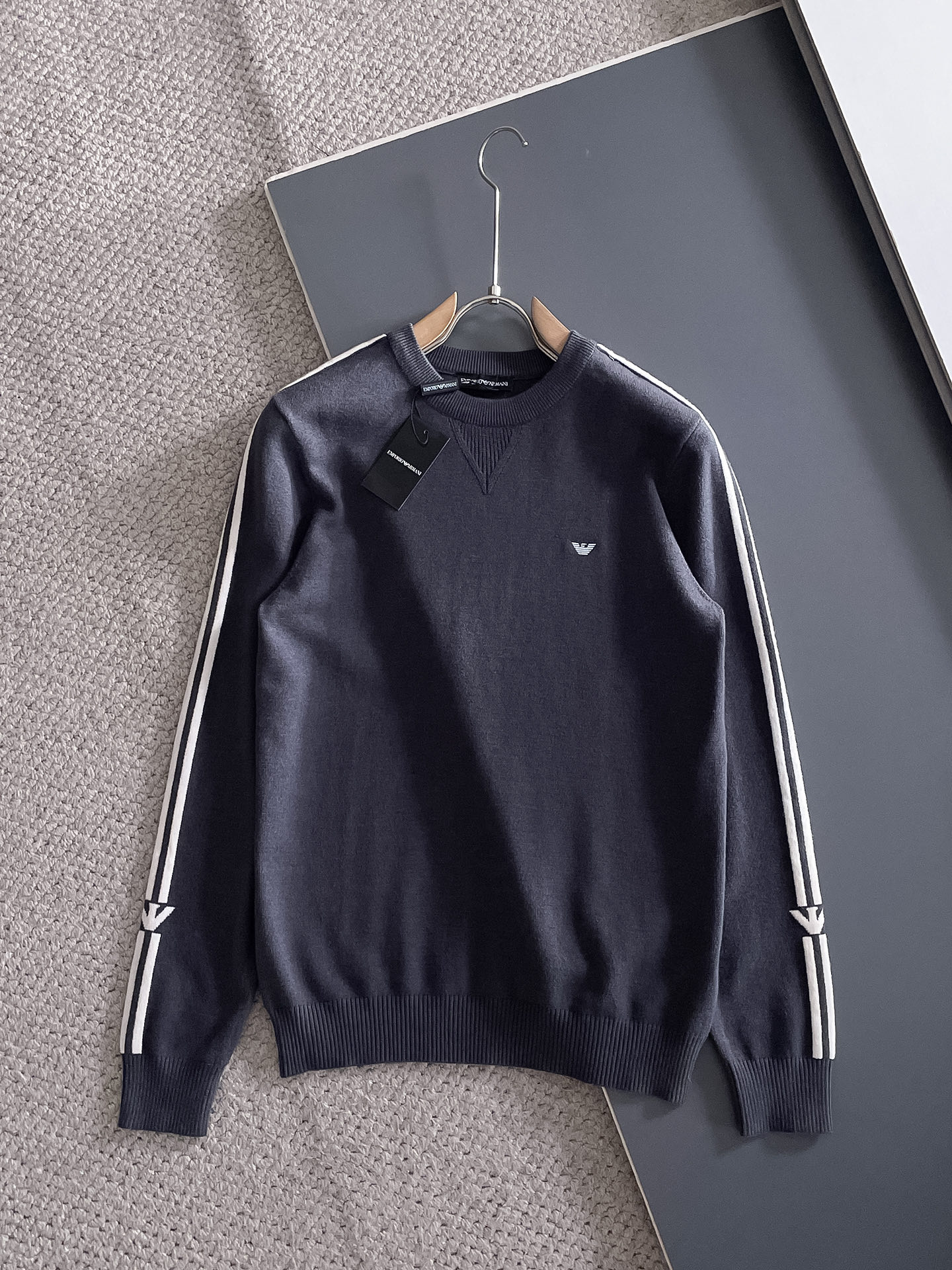 NO:525185,Armani Autumn and Winter Wool-blend pullover knitted sweater has highlights and details highlights the texture. The overall design is fashionable and gives a modern sense of tailoring. The neckline is slightly fitted to the neck, making the overall upper body look younger and more fashionable. The fabric is made of customer-supplied wool blend material. It has easy to care for the surface. The upper body is comfortable and warm, and it looks high-end and has a very crisp feeling. Number M-3XL, armani, sweaters, alexander wang19860909阿玛尼 秋冬 羊毛混纺套头针织毛衣很有亮点细节上凸显质感 整体设计上身时尚而赋予现代气息感合体的剪裁,领口微微贴合颈部,让整体上身更显年轻时尚 ,面料采用客供定织羊毛混纺材质 有着易打理的特点 表面有着羊毛质感 上身舒适保暖 ,显高档的同时 又有很好挺括感 码数M-3XL,,armani,sweaters,alexander wang,Men's clothing