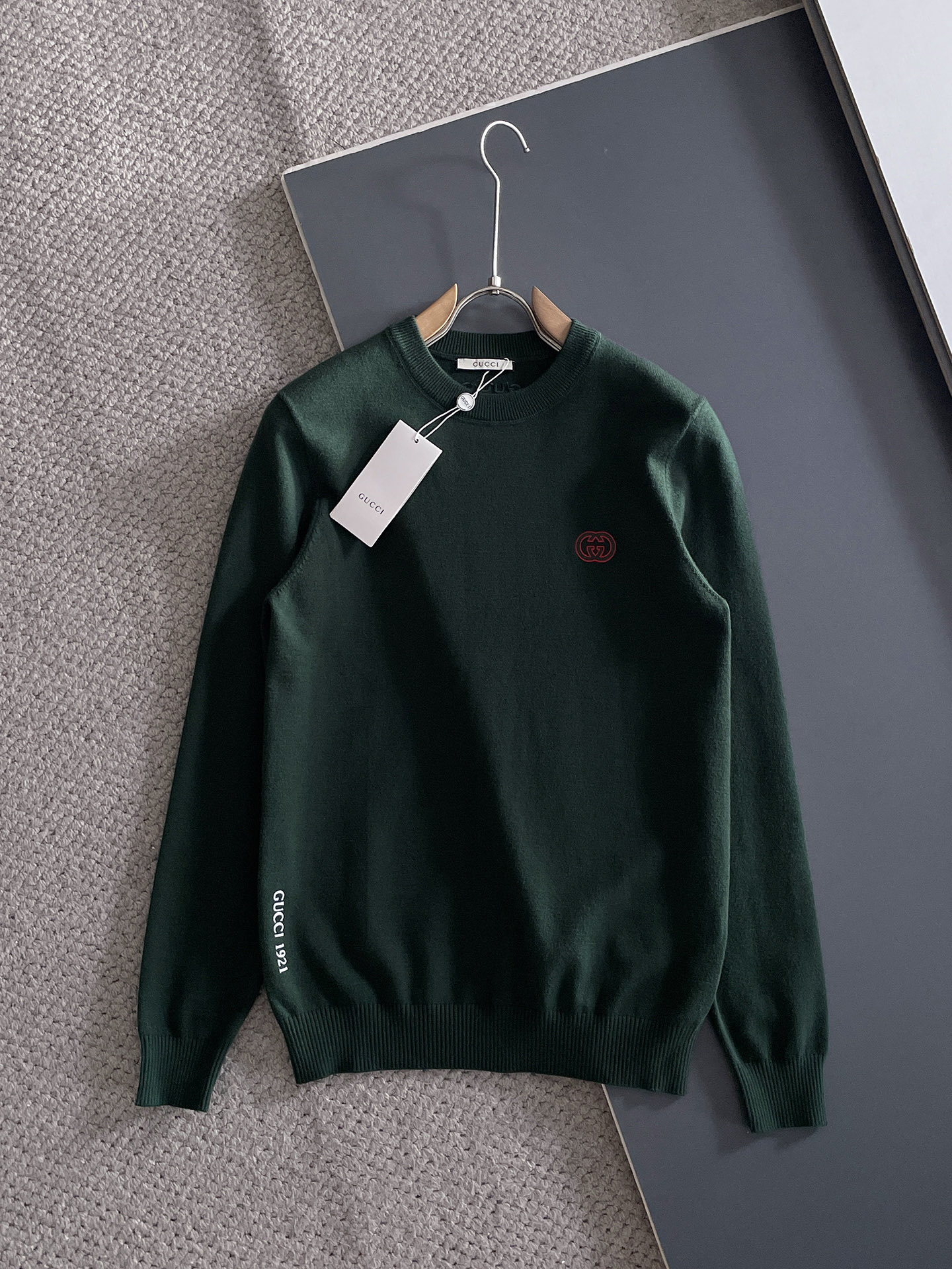 NO:525182,Gucci Autumn and Winter Wool-blend pullover knitted sweater has highlights and details. The overall design is fashionable and gives a modern sense of tailoring. The neckline is slightly fitted to the neck, making the overall upper body look younger and more fashionable. The fabric is made of customer-supplied wool blend material. It has easy to care for. The surface has a wool texture. The upper body is comfortable and warm, which shows high-end and has a very crisp feeling. Number M-3XL, gucci, sweaters, alexander wang19860909古驰 秋冬 羊毛混纺套头针织毛衣很有亮点细节上凸显质感 整体设计上身时尚而赋予现代气息感合体的剪裁,领口微微贴合颈部,让整体上身更显年轻时尚 ,面料采用客供定织羊毛混纺材质 有着易打理的特点 表面有着羊毛质感 上身舒适保暖 ,显高档的同时 又有很好挺括感 码数M-3XL,,gucci,sweaters,alexander wang,Men's clothing