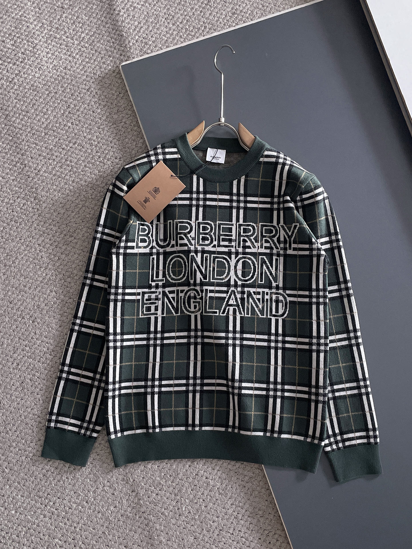 NO:525180,Burberry Autumn and Winter Wool-blend pullover knitted sweater has highlights and details. The overall design is fashionable and gives a modern sense of tailoring. The neckline is slightly fitted to the neck, making the overall upper body look younger and more fashionable. The fabric is made of customer-supplied wool blend material. It has easy to care for. The surface has a wool texture. The upper body is comfortable and warm, which shows high-end and has a very crisp feeling. Number M-3XL, burberry, sweaters, alexander wang19860909巴宝莉 秋冬 羊毛混纺套头针织毛衣很有亮点细节上凸显质感 整体设计上身时尚而赋予现代气息感合体的剪裁,领口微微贴合颈部,让整体上身更显年轻时尚 ,面料采用客供定织羊毛混纺材质 有着易打理的特点 表面有着羊毛质感 上身舒适保暖 ,显高档的同时 又有很好挺括感 码数M-3XL,,burberry,sweaters,alexander wang,Men's clothing