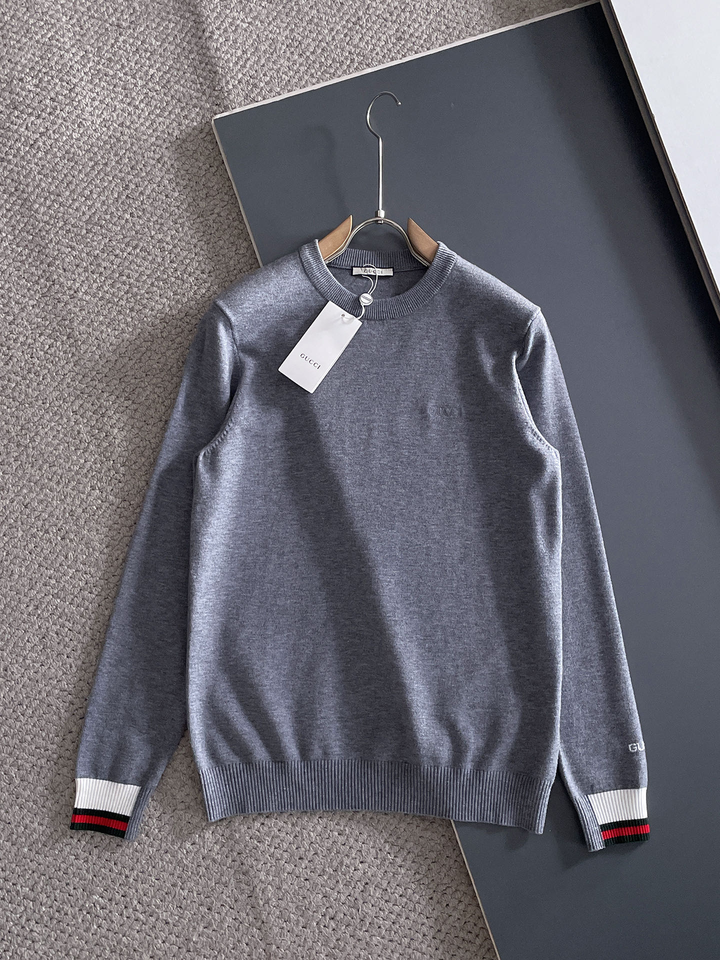 NO:525177,Gucci Autumn and Winter Wool-blend pullover knitted sweater has highlights and details. The overall design is fashionable and gives a modern sense of tailoring. The neckline is slightly fitted to the neck, making the overall upper body look younger and more fashionable. The fabric is made of customer-supplied wool blend material. It has easy to care for. The surface has a wool texture. The upper body is comfortable and warm, which shows high-end and has a very crisp feeling. Number M-3XL, gucci, sweaters, alexander wang19860909古驰 秋冬 羊毛混纺套头针织毛衣很有亮点细节上凸显质感 整体设计上身时尚而赋予现代气息感合体的剪裁,领口微微贴合颈部,让整体上身更显年轻时尚 ,面料采用客供定织羊毛混纺材质 有着易打理的特点 表面有着羊毛质感 上身舒适保暖 ,显高档的同时 又有很好挺括感 码数M-3XL,,gucci,sweaters,alexander wang,Men's clothing