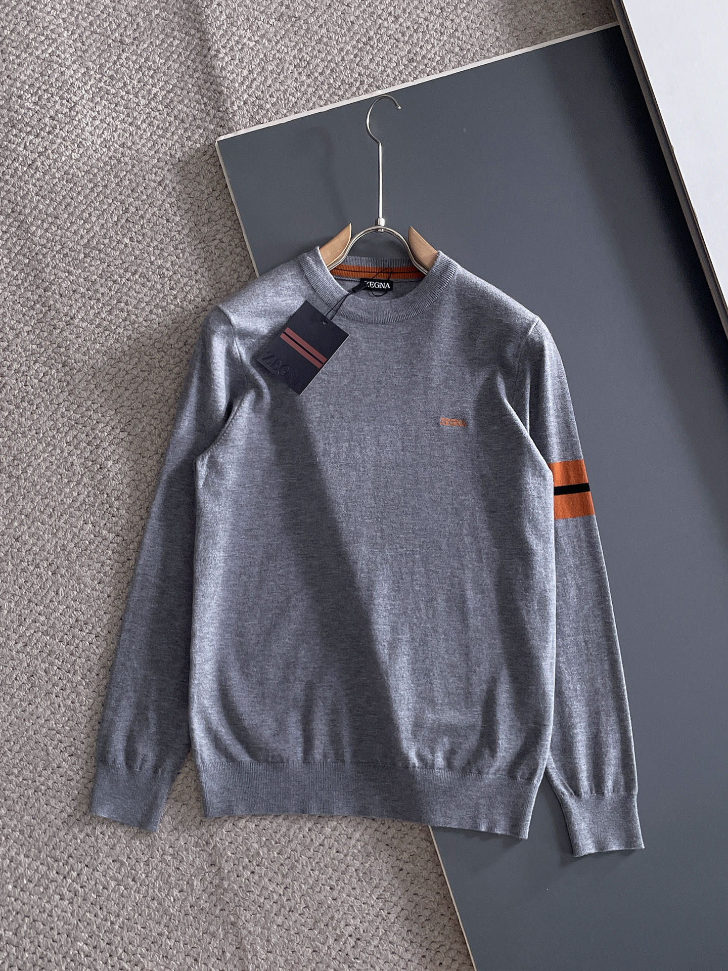 NO:525174,Zenia Autumn and Winter Wool-blend pullover knitted sweater has highlights and details. The overall design is fashionable and gives a modern sense of tailoring. The neckline is slightly fitted to the neck, making the overall upper body look younger and more fashionable. The fabric is made of customer-supplied wool blend material. It has easy to care for. The surface has a wool texture. The upper body is comfortable and warm, which looks high-end and has a very crisp feeling. Number M-3XL, zegna, sweaters, alexander wang19860909杰尼亚 秋冬 羊毛混纺套头针织毛衣很有亮点细节上凸显质感 整体设计上身时尚而赋予现代气息感合体的剪裁,领口微微贴合颈部,让整体上身更显年轻时尚 ,面料采用客供定织羊毛混纺材质 有着易打理的特点 表面有着羊毛质感 上身舒适保暖 ,显高档的同时 又有很好挺括感 码数M-3XL,,zegna,sweaters,alexander wang,Men's clothing