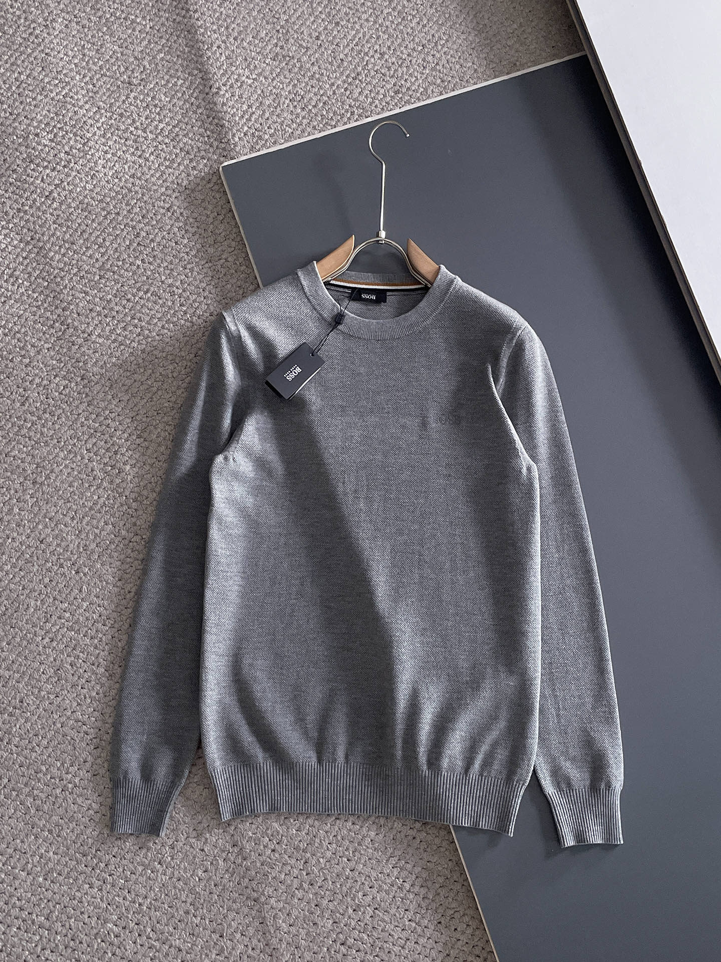 NO:525171,Boss Autumn and Winter Wool-blend pullover knitted sweater has highlights and details highlights the texture. The overall design is fashionable and gives a modern sense of tailoring. The neckline is slightly fitted to the neck, making the overall upper body look younger and more fashionable. The fabric is made of customer-supplied wool blend material. It has easy to care for. The surface has a wool texture. The upper body is comfortable and warm, which shows high-end and has a very crisp feeling. Number M-3XL, sweaters, alexander wang19860909boss 秋冬 羊毛混纺套头针织毛衣很有亮点细节上凸显质感 整体设计上身时尚而赋予现代气息感合体的剪裁,领口微微贴合颈部,让整体上身更显年轻时尚 ,面料采用客供定织羊毛混纺材质 有着易打理的特点 表面有着羊毛质感 上身舒适保暖 ,显高档的同时 又有很好挺括感 码数M-3XL,,sweaters,alexander wang,Men's clothing