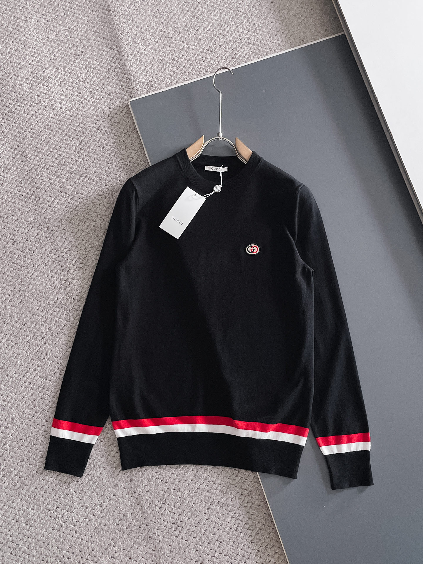 NO:525168,Gucci Autumn and Winter Wool-blend pullover knitted sweater has highlights and details. The overall design is fashionable and gives a modern sense of tailoring. The neckline is slightly fitted to the neck, making the overall upper body look younger and more fashionable. The fabric is made of customer-supplied wool blend material. It has easy to care for. The surface has a wool texture. The upper body is comfortable and warm, which shows high-end and has a very crisp feeling. Number M-3XL, gucci, sweaters, alexander wang19860909古驰 秋冬 羊毛混纺套头针织毛衣很有亮点细节上凸显质感 整体设计上身时尚而赋予现代气息感合体的剪裁,领口微微贴合颈部,让整体上身更显年轻时尚 ,面料采用客供定织羊毛混纺材质 有着易打理的特点 表面有着羊毛质感 上身舒适保暖 ,显高档的同时 又有很好挺括感 码数M-3XL,,gucci,sweaters,alexander wang,Men's clothing