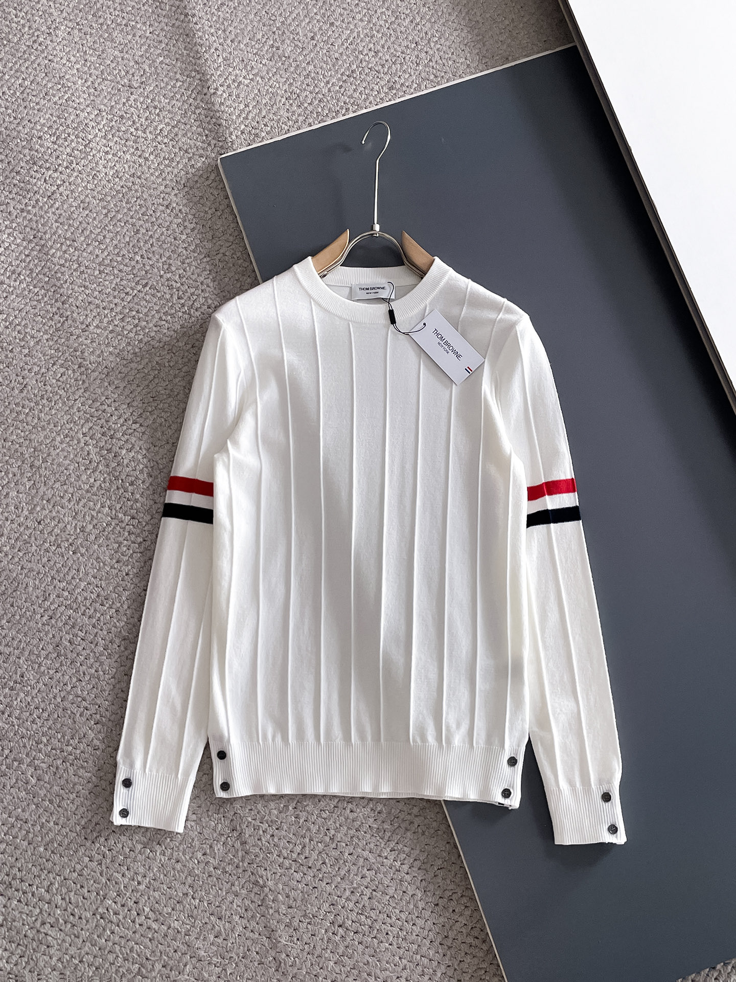 NO:525165,TB Autumn and Winter Wool-blend pullover knitted sweater has highlights and details. The overall design is fashionable and gives a modern sense of tailoring. The neckline is slightly fitted to the neck, making the overall upper body look younger and more fashionable. The fabric is made of customer-supplied wool blend material. It has easy to care for. The surface has a wool texture. The upper body is comfortable and warm, which shows high-end and has a very crisp feeling. Number M-3XL, sweaters, alexander wang19860909TB 秋冬 羊毛混纺套头针织毛衣很有亮点细节上凸显质感 整体设计上身时尚而赋予现代气息感合体的剪裁,领口微微贴合颈部,让整体上身更显年轻时尚 ,面料采用客供定织羊毛混纺材质 有着易打理的特点 表面有着羊毛质感 上身舒适保暖 ,显高档的同时 又有很好挺括感 码数M-3XL,,sweaters,alexander wang,Men's clothing