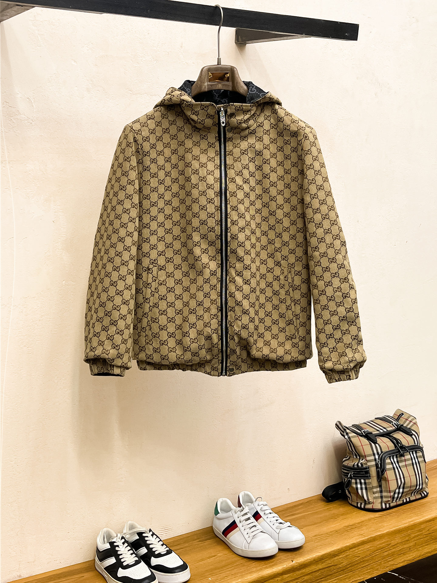 NO:539026,Gucci 2025 Early Autumn New Style Hot Counter New Style Casual Fashion Jacket Super Avant-garde Design Style Delicate and Comfortable It is very light and not easy to wrinkle. Multiple craftsmanship The overall design is quite visual, the upper body is casual and stylish, with a certain degree of clarity, and it is definitely recommended to be at the most cutting-edge fashion temperament, which is a must-have for urban casualness. Number of codes M~3XL (48-56) Multiple colors, gucci, jackets & coats, alexander wang19860909古驰 2025 早秋新款爆款专柜新款休闲时尚夹克 超前卫设计风格 细腻舒适 穿着非常轻便不易起皱.多重重工艺 整体的设计颇具视觉感,上身休闲有型,有一定的挺括度,绝对走在时尚最尖端的气质感推荐,都市休闲必备. 码数M~3XL（48-56）多颜色,,gucci,jackets & coats,alexander wang,Men's clothing