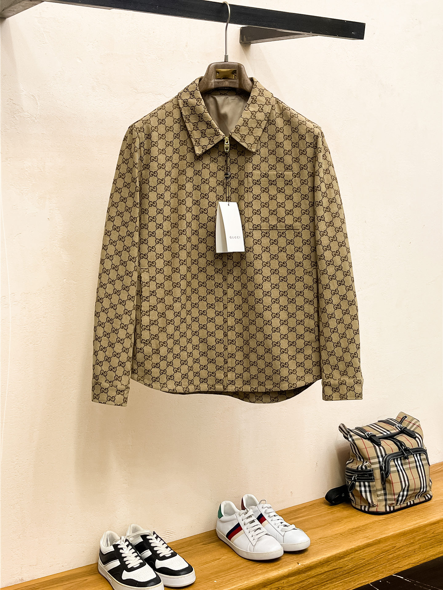 NO:539022,Gucci 2025 Early Autumn New Style Hot Counter New Style Casual Fashion Jacket Super Avant-garde Design Style Delicate and Comfortable It is very light and not easy to wrinkle. Multiple craftsmanship The overall design is quite visual, the upper body is casual and stylish, with a certain degree of clarity, and it is definitely recommended to be at the most cutting-edge fashion temperament. It is a must-have for urban casualness. Number of codes M~3XL (48-56) Multiple colors, gucci, jackets & coats, alexander wang19860909古驰 2025 早秋新款爆款专柜新款休闲时尚夹克 超前卫设计风格 细腻舒适 穿着非常轻便不易起皱.多重重工艺 整体的设计颇具视觉感,上身休闲有型,有一定的挺括度,绝对走在时尚最尖端的气质感推荐,都市休闲必备. 码数M~3XL（48-56）多颜色,,gucci,jackets & coats,alexander wang,Men's clothing