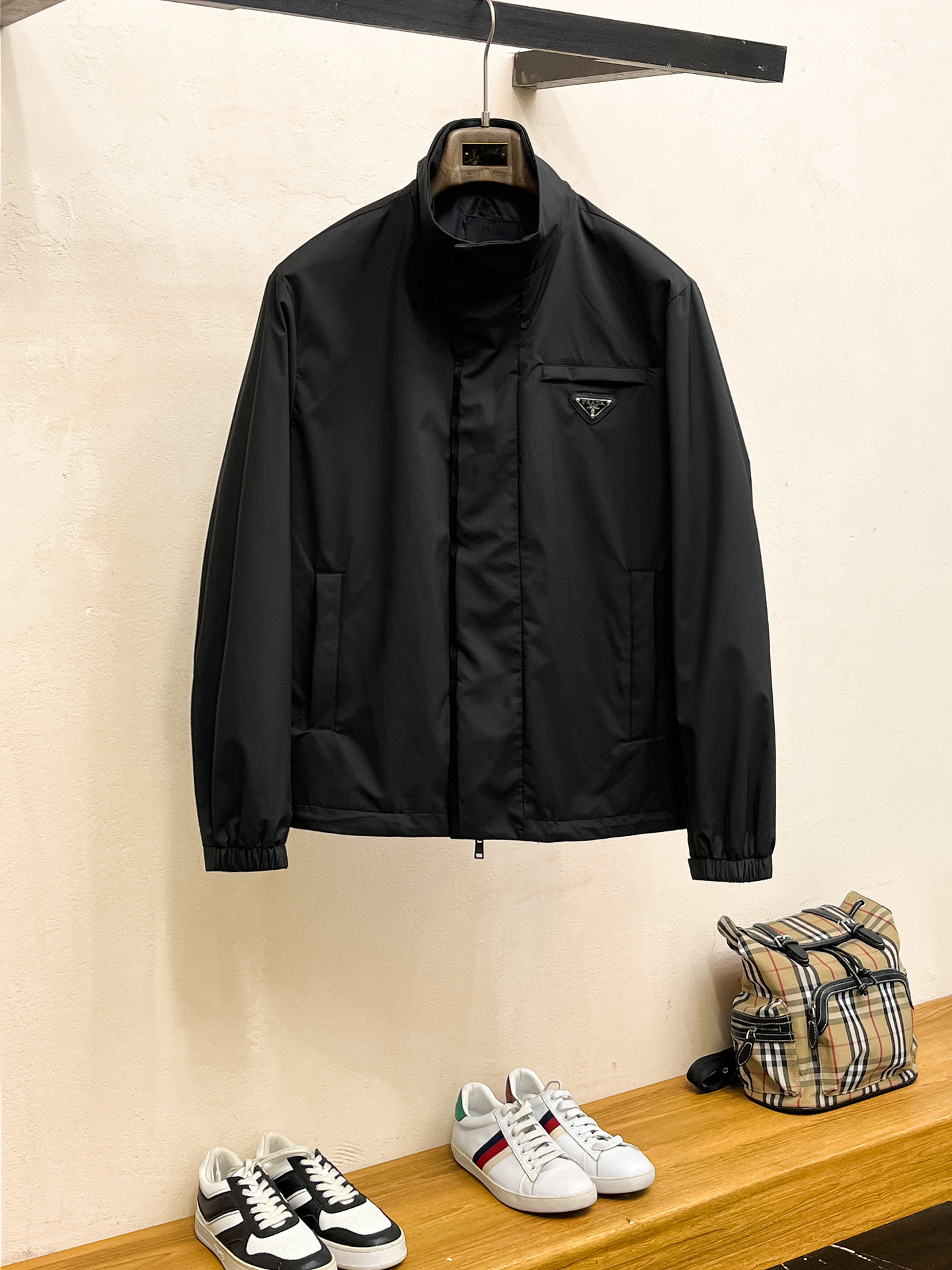 NO:539037,Prada 2025 Early Autumn New Style Hot Counter New Style Casual Fashion Jacket Super Avant-garde Design Style Delicate and Comfortable It is very light and not easy to wrinkle. Multiple craftsmanship The overall design is quite visual, the upper body is casual and stylish, with a certain degree of clarity, and it is definitely recommended to be at the most cutting-edge fashion temperament. It is a must-have for urban casualness. Number of codes M~3XL (48-56) Multiple colors, prada, jackets & coats, alexander wang19860909普拉达 2025 早秋新款爆款专柜新款休闲时尚夹克 超前卫设计风格 细腻舒适 穿着非常轻便不易起皱.多重重工艺 整体的设计颇具视觉感,上身休闲有型,有一定的挺括度,绝对走在时尚最尖端的气质感推荐,都市休闲必备. 码数M~3XL（48-56）多颜色,,prada,jackets & coats,alexander wang,Men's clothing