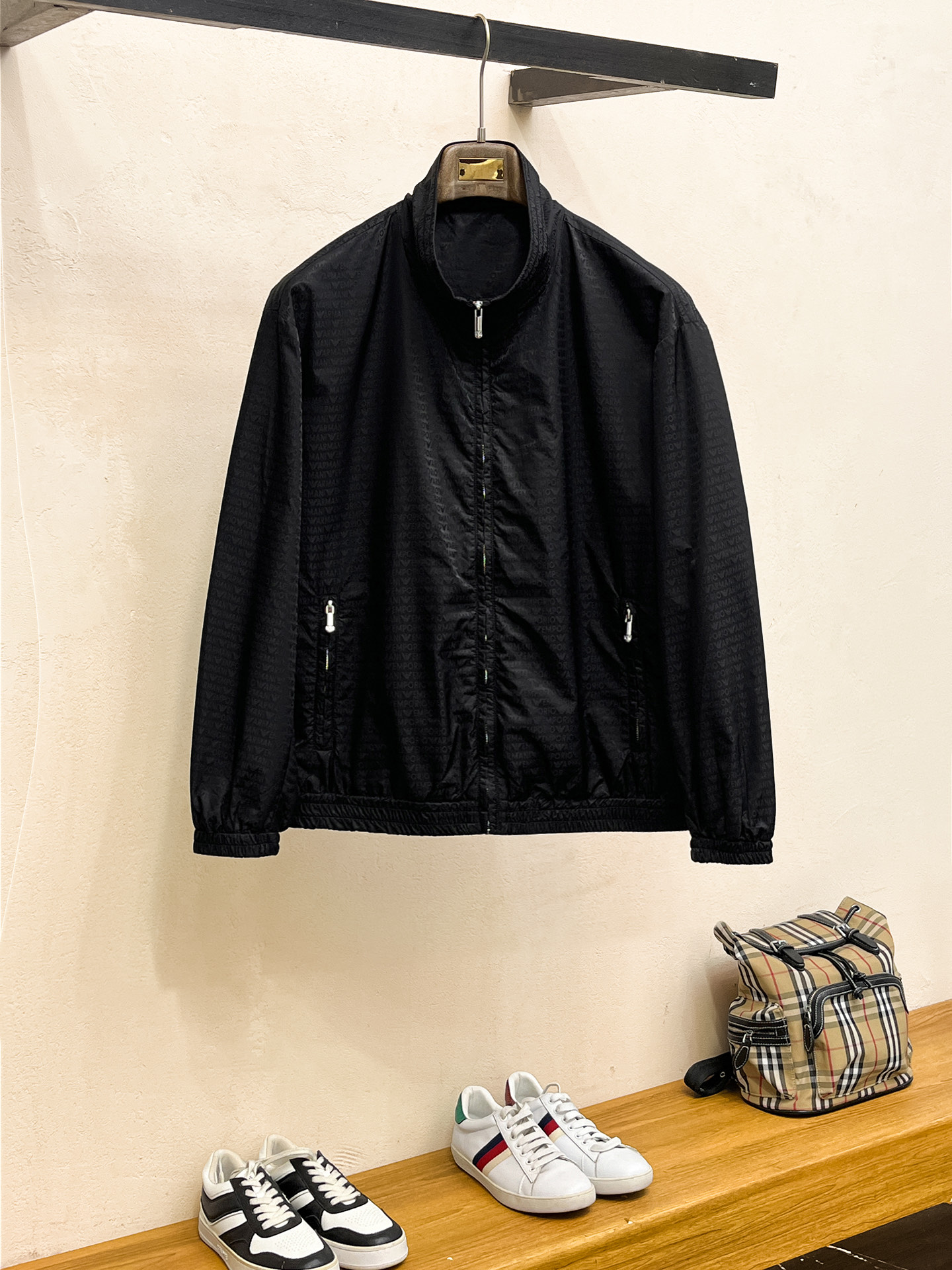 NO:539035,Lv 2025 Early autumn new hot counter new casual and fashionable jackets, super avant-garde design style, delicate and comfortable, very light and not easy to wrinkle. Multiple craftsmanship The overall design is quite visual, the upper body is casual and stylish, with a certain degree of clarity, absolutely recommended at the most cutting-edge temperament of fashion, a must-have for urban casualness. Number of codes M~3XL (48-56) Multiple colors,,louis vuitton, jackets & coats,alexander wang19860909Lv 2025 早秋新款爆款专柜新款休闲时尚夹克 超前卫设计风格 细腻舒适 穿着非常轻便不易起皱.多重重工艺 整体的设计颇具视觉感,上身休闲有型,有一定的挺括度,绝对走在时尚最尖端的气质感推荐,都市休闲必备. 码数M~3XL（48-56）多颜色,,louis vuitton,jackets & coats,alexander wang,Men's clothing