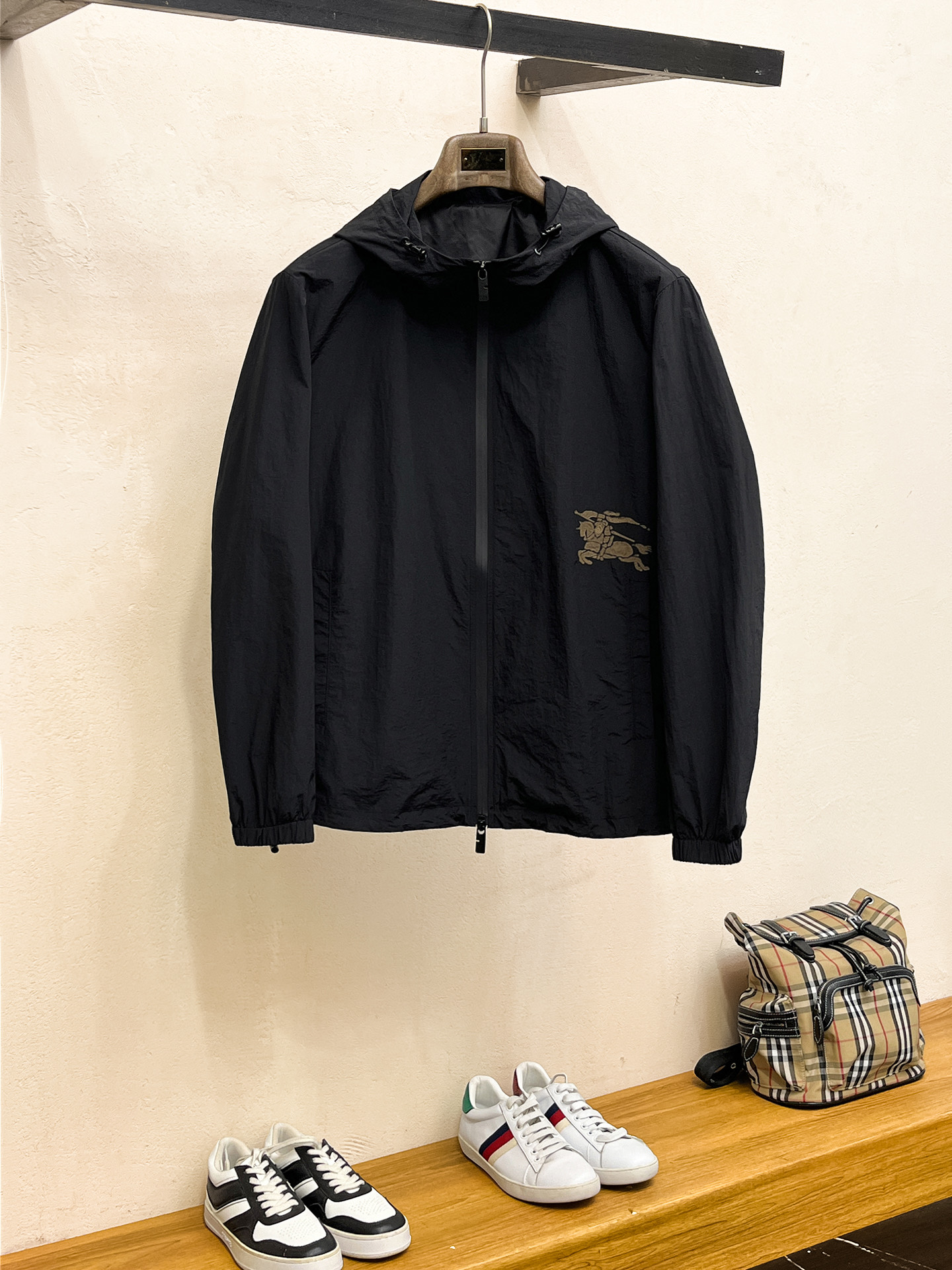 NO:539027,Burberry 2025 New early autumn hot counter new casual and fashionable jackets, super avant-garde design style, delicate and comfortable, very light and not easy to wrinkle. Multiple craftsmanship The overall design is quite visual, the upper body is casual and stylish, with a certain degree of clarity, absolutely recommended to be at the most cutting-edge temperament of fashion, a must-have for urban casualness. Number of codes M~3XL (48-56) Multiple colors, burberry, jackets & coats, alexander wang19860909巴宝莉 2025 早秋新款爆款专柜新款休闲时尚夹克 超前卫设计风格 细腻舒适 穿着非常轻便不易起皱.多重重工艺 整体的设计颇具视觉感,上身休闲有型,有一定的挺括度,绝对走在时尚最尖端的气质感推荐,都市休闲必备. 码数M~3XL（48-56）多颜色,,burberry,jackets & coats,alexander wang,Men's clothing