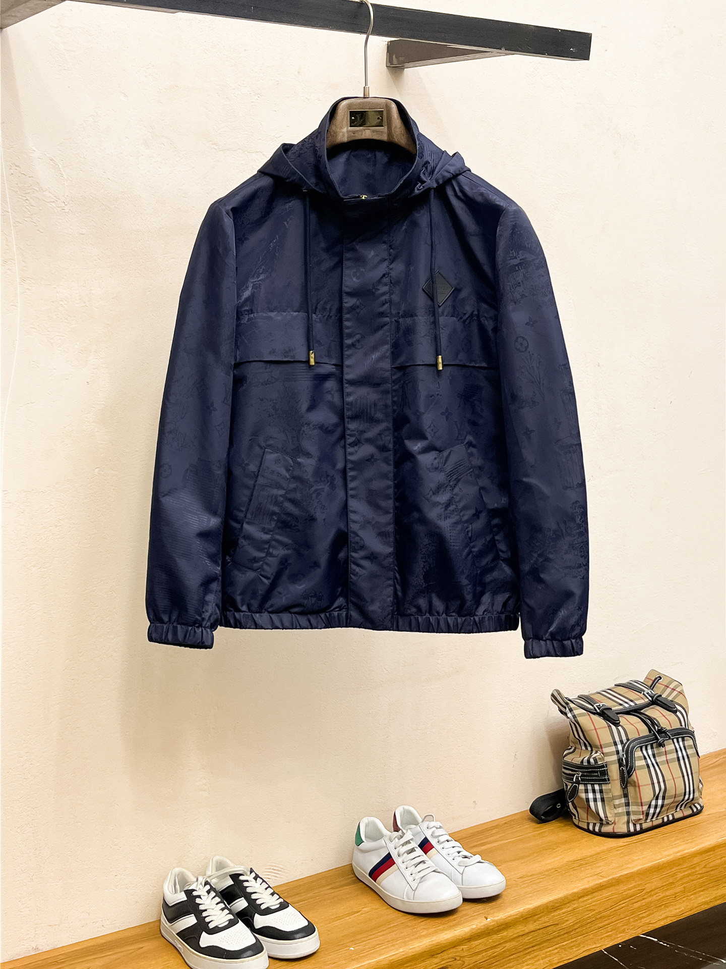 NO:539029,lv 2025 Early autumn new hot counter new casual and fashionable jackets, super avant-garde design style, delicate and comfortable, very light and not easy to wrinkle. Multiple craftsmanship The overall design is quite visual, the upper body is casual and stylish, with a certain degree of clarity, absolutely recommended at the most cutting-edge temperament of fashion, a must-have for urban casualness. Number of codes M~3XL (48-56) Multiple colors,,louis vuitton, jackets & coats,alexander wang19860909lv 2025 早秋新款爆款专柜新款休闲时尚夹克 超前卫设计风格 细腻舒适 穿着非常轻便不易起皱.多重重工艺 整体的设计颇具视觉感,上身休闲有型,有一定的挺括度,绝对走在时尚最尖端的气质感推荐,都市休闲必备. 码数M~3XL（48-56）多颜色,,louis vuitton,jackets & coats,alexander wang,Men's clothing