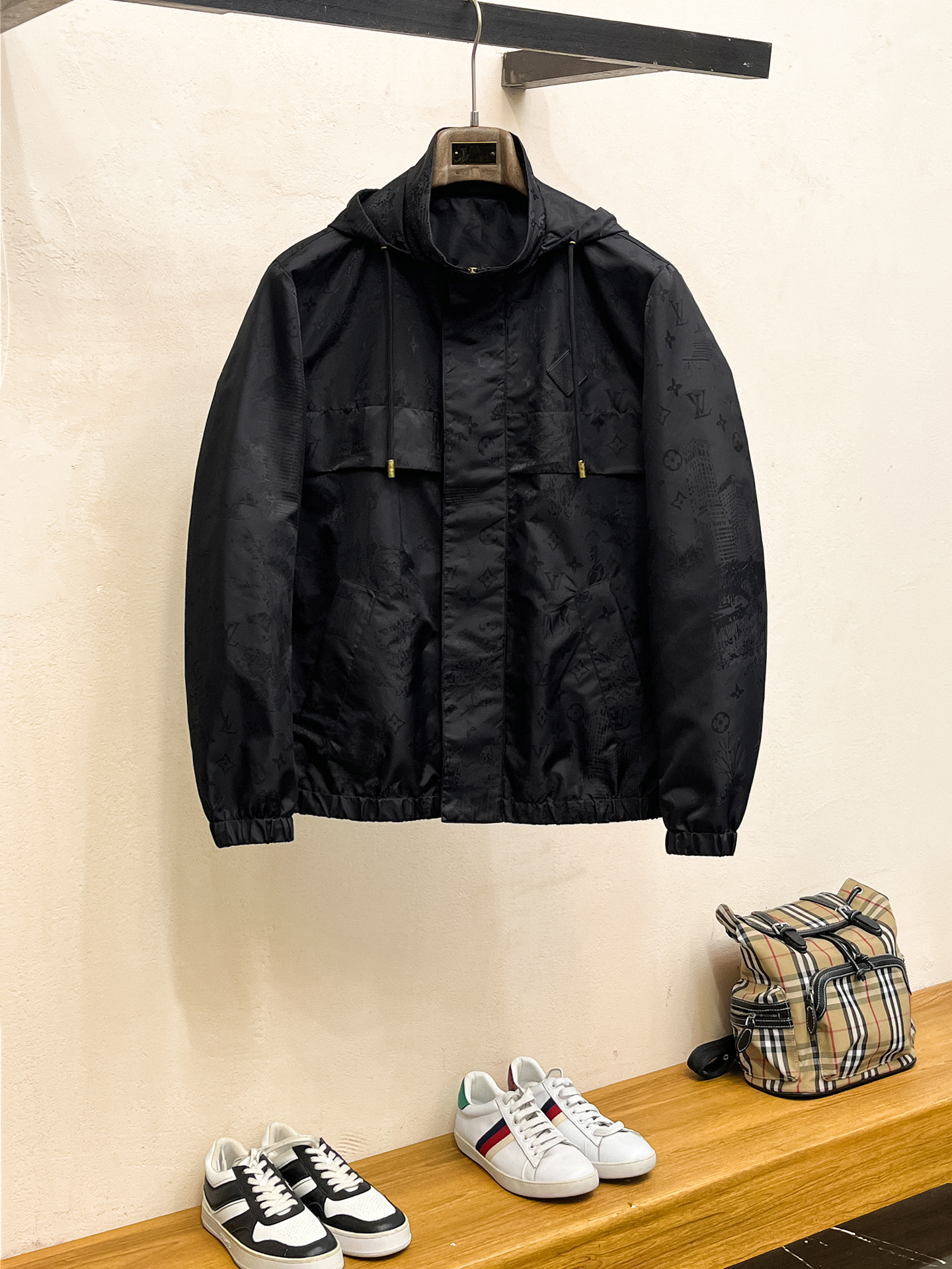 NO:539031,LV 2025 Early autumn new hot counter new casual and fashionable jackets, super avant-garde design style, delicate and comfortable, very light and not easy to wrinkle. Multiple craftsmanship The overall design is quite visual, the upper body is casual and stylish, with a certain degree of clarity, absolutely recommended at the most cutting-edge temperament of fashion, a must-have for urban casualness. Number of codes M~3XL (48-56) Multiple colors,,louis vuitton, jackets & coats,alexander wang19860909LV 2025 早秋新款爆款专柜新款休闲时尚夹克 超前卫设计风格 细腻舒适 穿着非常轻便不易起皱.多重重工艺 整体的设计颇具视觉感,上身休闲有型,有一定的挺括度,绝对走在时尚最尖端的气质感推荐,都市休闲必备. 码数M~3XL（48-56）多颜色,,louis vuitton,jackets & coats,alexander wang,Men's clothing