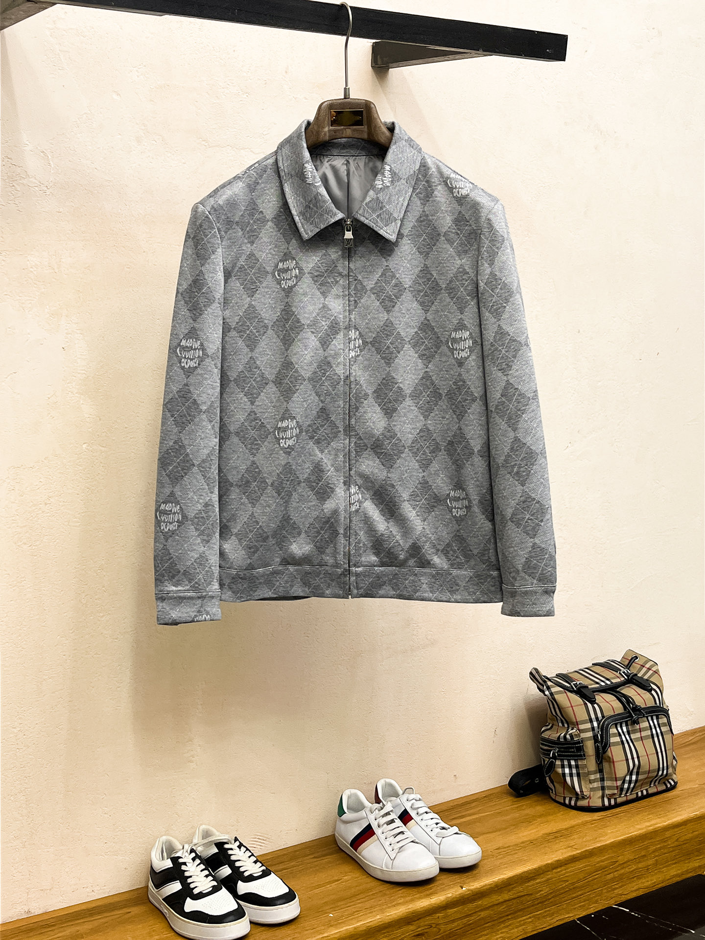 NO:539033,lv 2025 Early autumn new hot counter new casual and fashionable jackets, super avant-garde design style, delicate and comfortable, very light and not easy to wrinkle. Multiple craftsmanship The overall design is quite visual, the upper body is casual and stylish, with a certain degree of clarity, absolutely recommended at the most cutting-edge temperament of fashion, a must-have for urban casual. Number of codes M~3XL (48-56) Multiple colors,,louis vuitton, jackets & coats,alexander wang19860909lv 2025 早秋新款爆款专柜新款休闲时尚夹克 超前卫设计风格 细腻舒适 穿着非常轻便不易起皱.多重重工艺 整体的设计颇具视觉感,上身休闲有型,有一定的挺括度,绝对走在时尚最尖端的气质感推荐,都市休闲必备. 码数M~3XL（48-56）多颜色,,louis vuitton,jackets & coats,alexander wang,Men's clothing